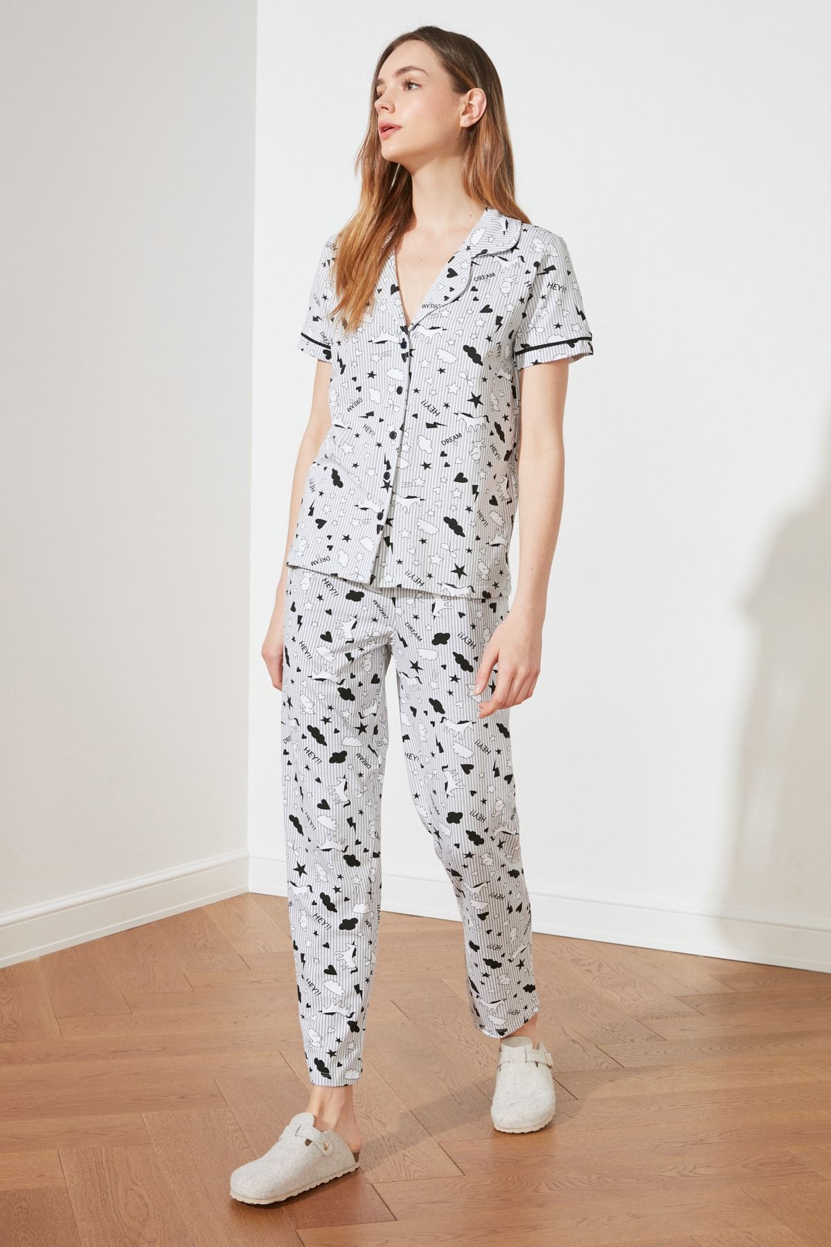 TRENDYOLMİLLA Çok Renkli %100 Pamuk Biyeli Grafik Desenli Gömlek-Pantolon Örme Pijama Takımı THMSS19IP0037