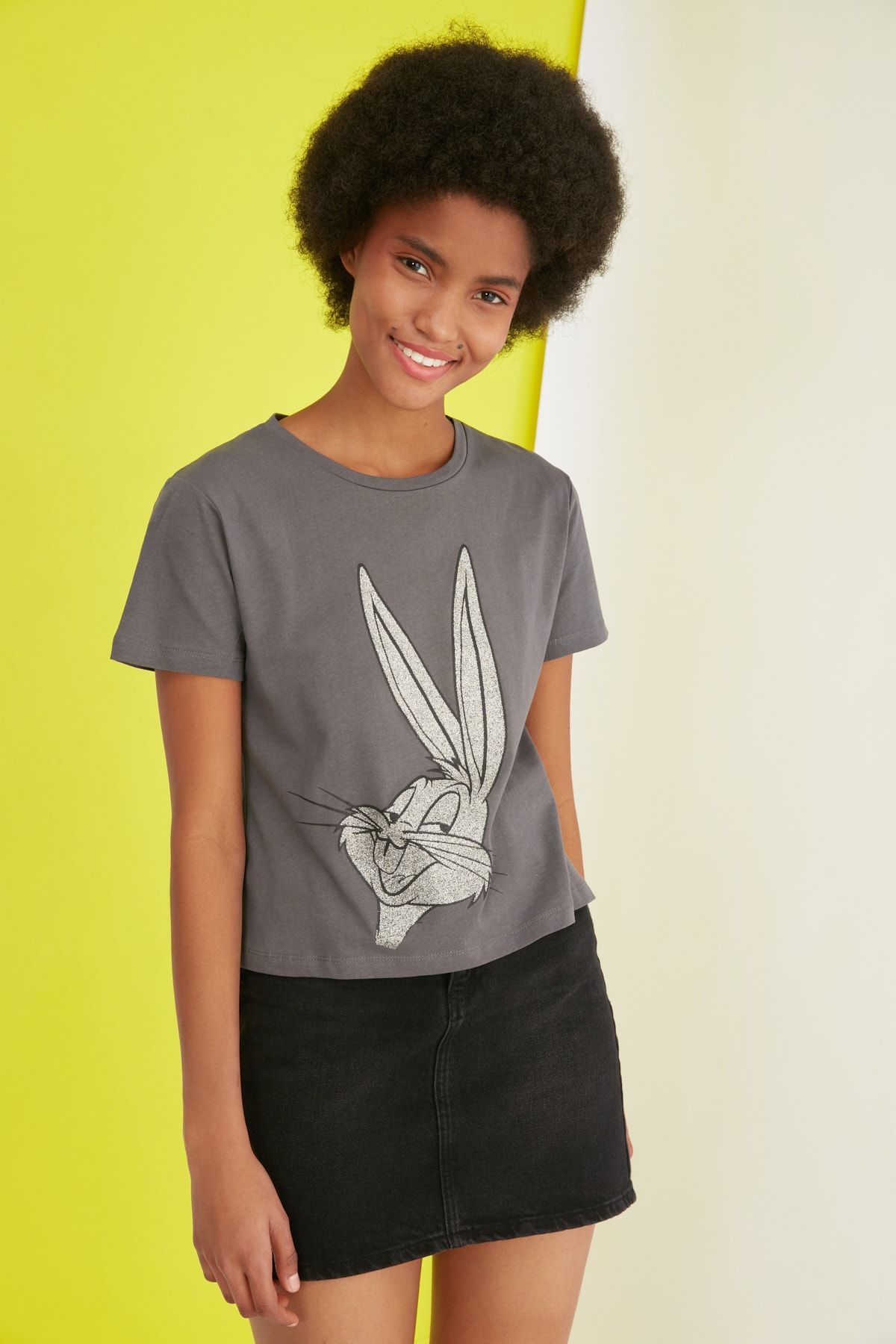 TRENDYOLMİLLA Antrasit Lisanslı Bugs Bunny Basic Örme T-shirt T-Shirt TWOSS21TS0594