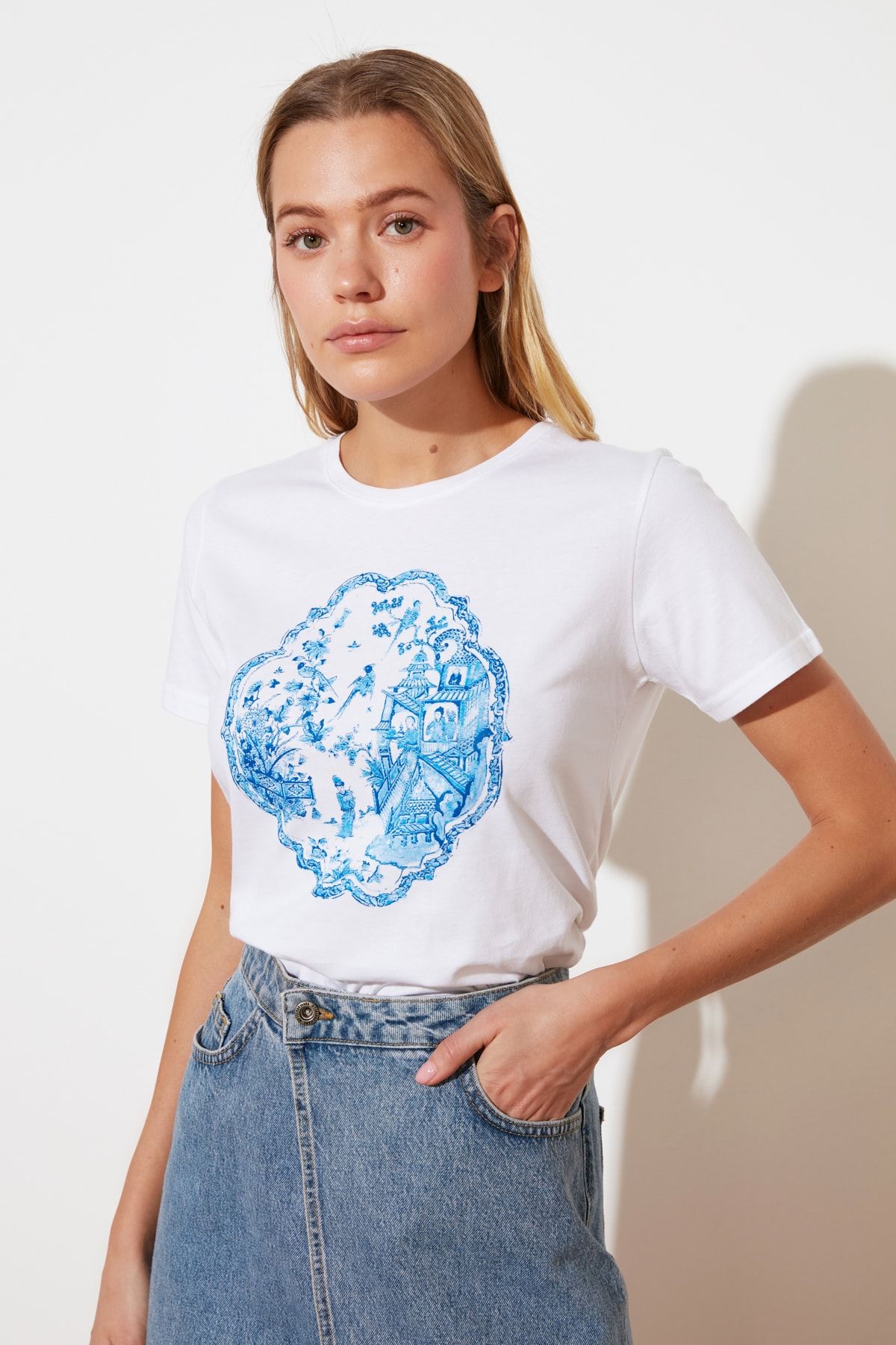 TRENDYOLMİLLA Beyaz Baskılı Crop Örme T-Shirt TWOSS21TS2700