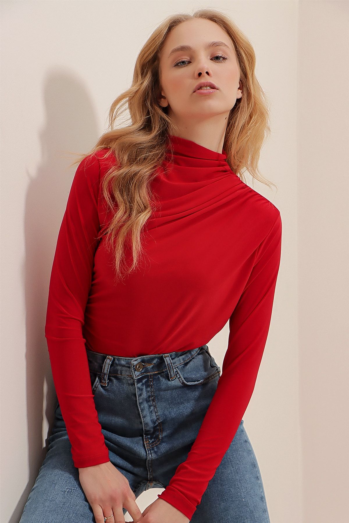 Trend Alaçatı Stili Kadın Kırmızı Dik Yaka Omzu Drapeli Sandy Crop Bluz ALC-X9554