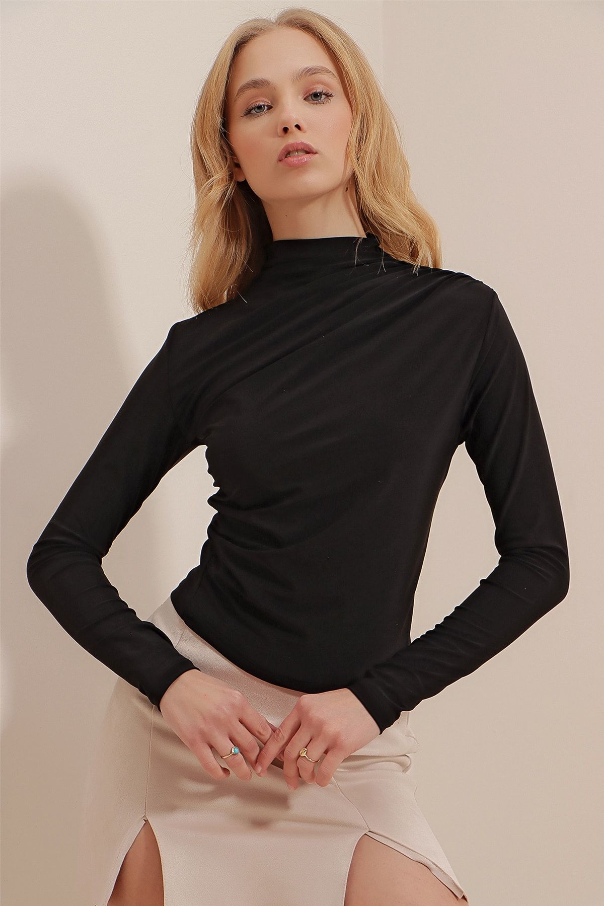 Trend Alaçatı Stili Kadın Siyah Dik Yaka Omzu Drapeli Sandy Crop Bluz ALC-X9554