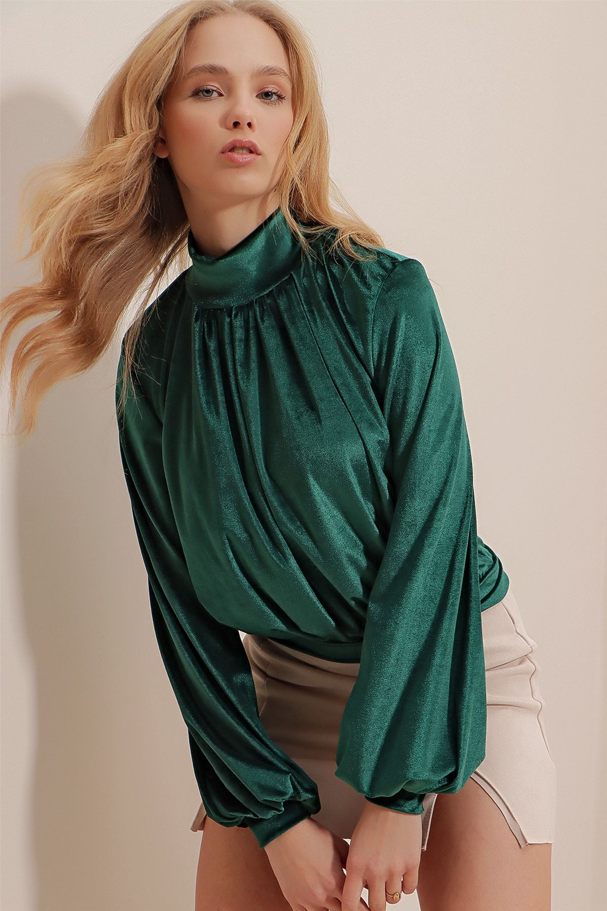 Trend Alaçatı Stili Kadın Zümrüt Yeşili Dik Yaka Önü Büzgü Detaylı Kadife Bluz ALC-X9375