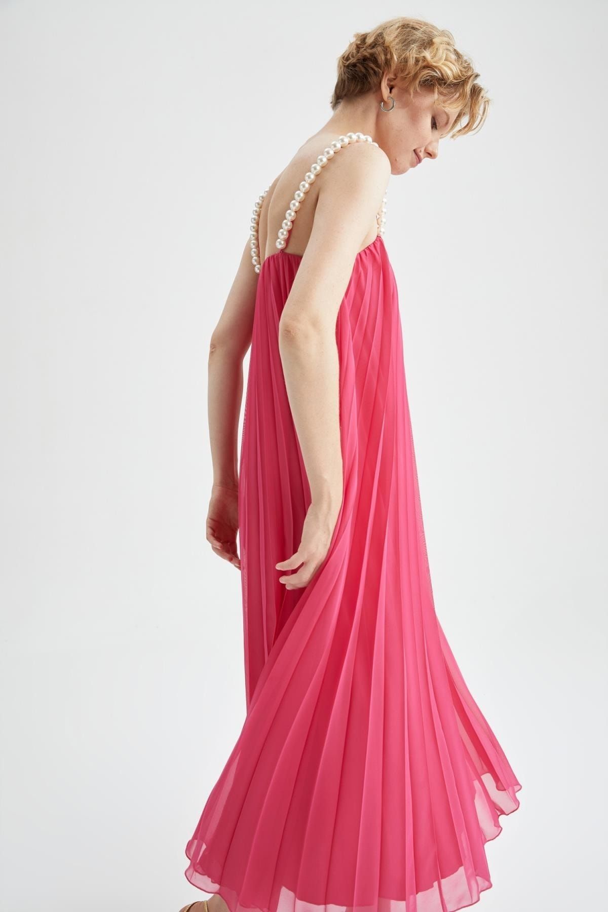 Defacto Nihan Peker Tasarım İnci Detaylı Askılı Piliseli Midi Elbise