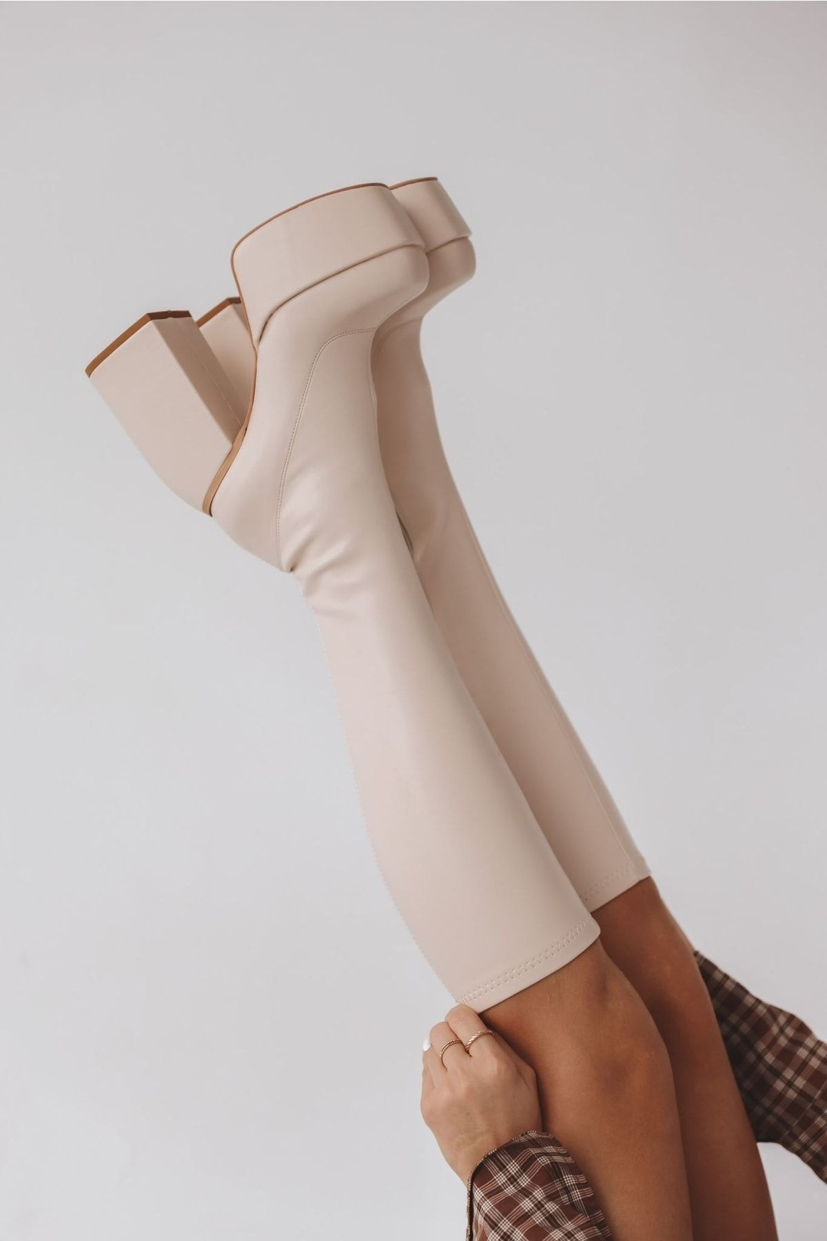 selinshoes Roller Kalın Uzun Topuk Detaylı Kadın Çizme- Ekru