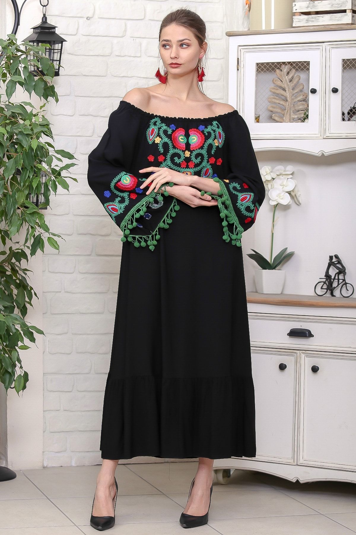 Chiccy Kadın Siyah Carmen Yaka Çin Karanfili Nakışlı Ponponlu Salaş Dokuma Elbise M10160000EL95916