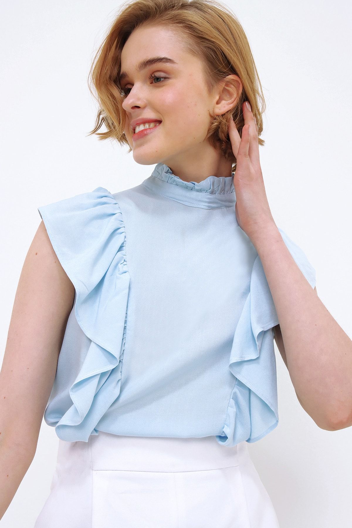 Trend Alaçatı Stili Kadın Mavi Yakası Ve Kolları Fırfırlı Dokuma Bluz Dnz-3180
