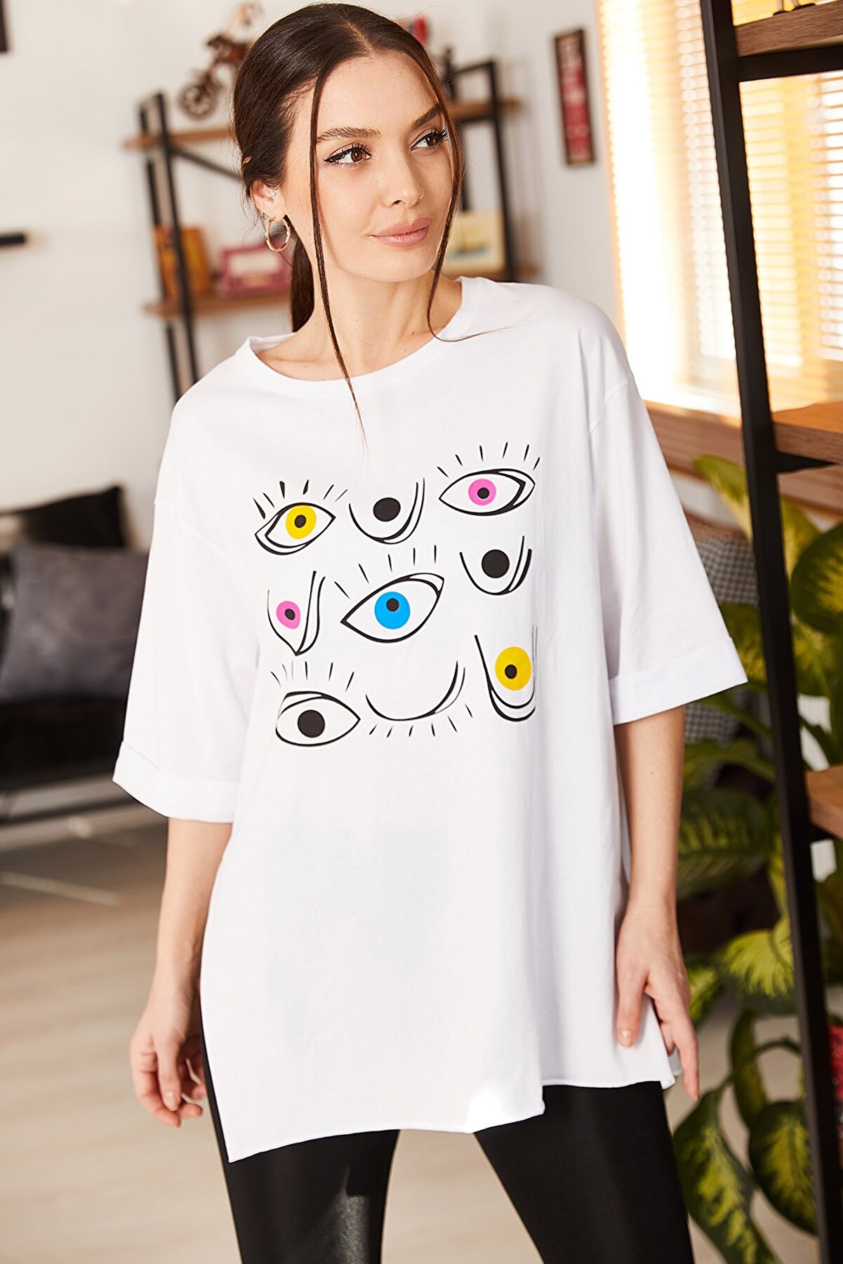 armonika Kadın Beyaz Göz Baskılı Yuvarlak Yaka Yanı Yırtmaçlı T-Shirt ARM-21K012025