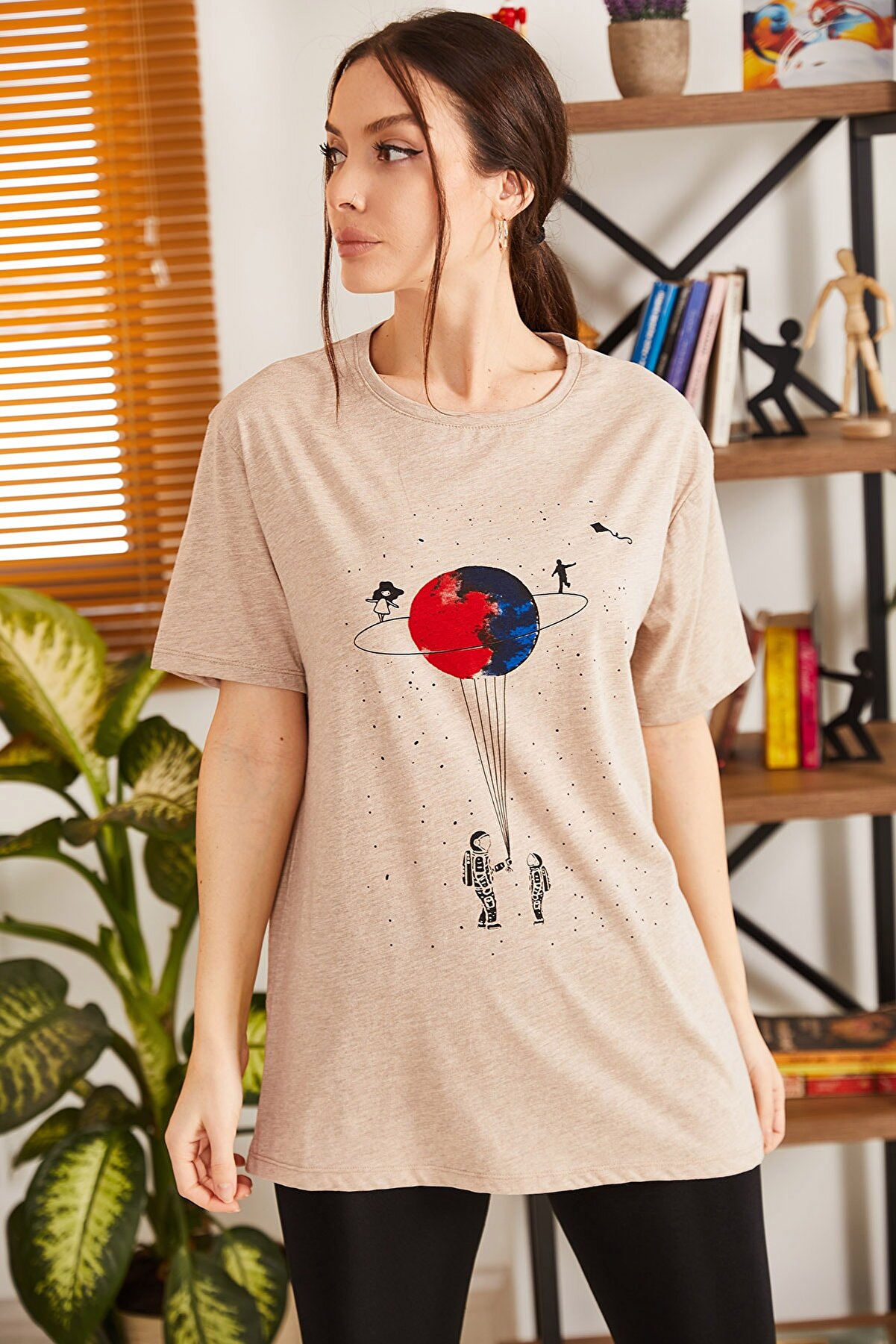 armonika Kadın Bej Satürn Baskılı T-Shirt ARM-20Y012007