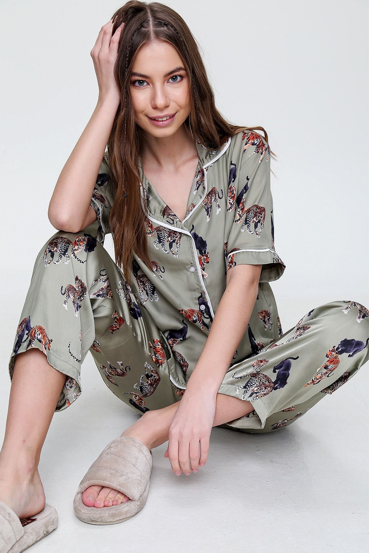 Trend Alaçatı Stili Kadın Haki Gömlek Yaka Desenli Saten Pijama Takım ALC-X6115