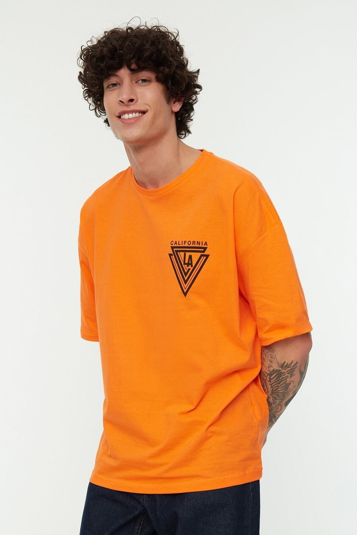 TRENDYOL MAN Oversize/Geniş Kesim Bisiklet Yaka Kısa Kollu Şehir Baskılı %100 Pamuklu T-Shirt TMNSS20TS1102