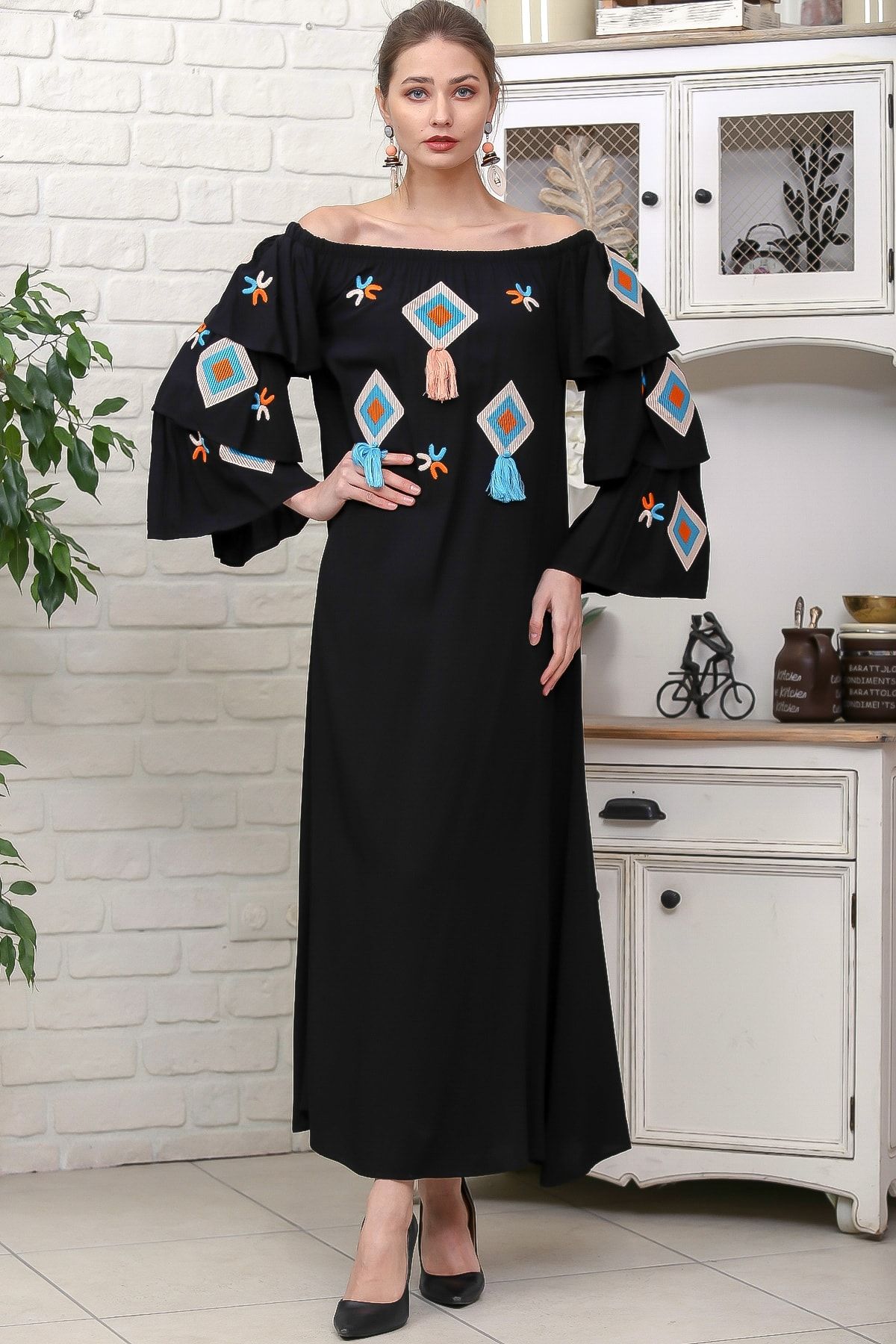 Chiccy Kadın Siyah Carmen Yaka Geometrik Püskül Nakışlı Kolları Kat Kat Dokuma Elbise M10160000EL95914
