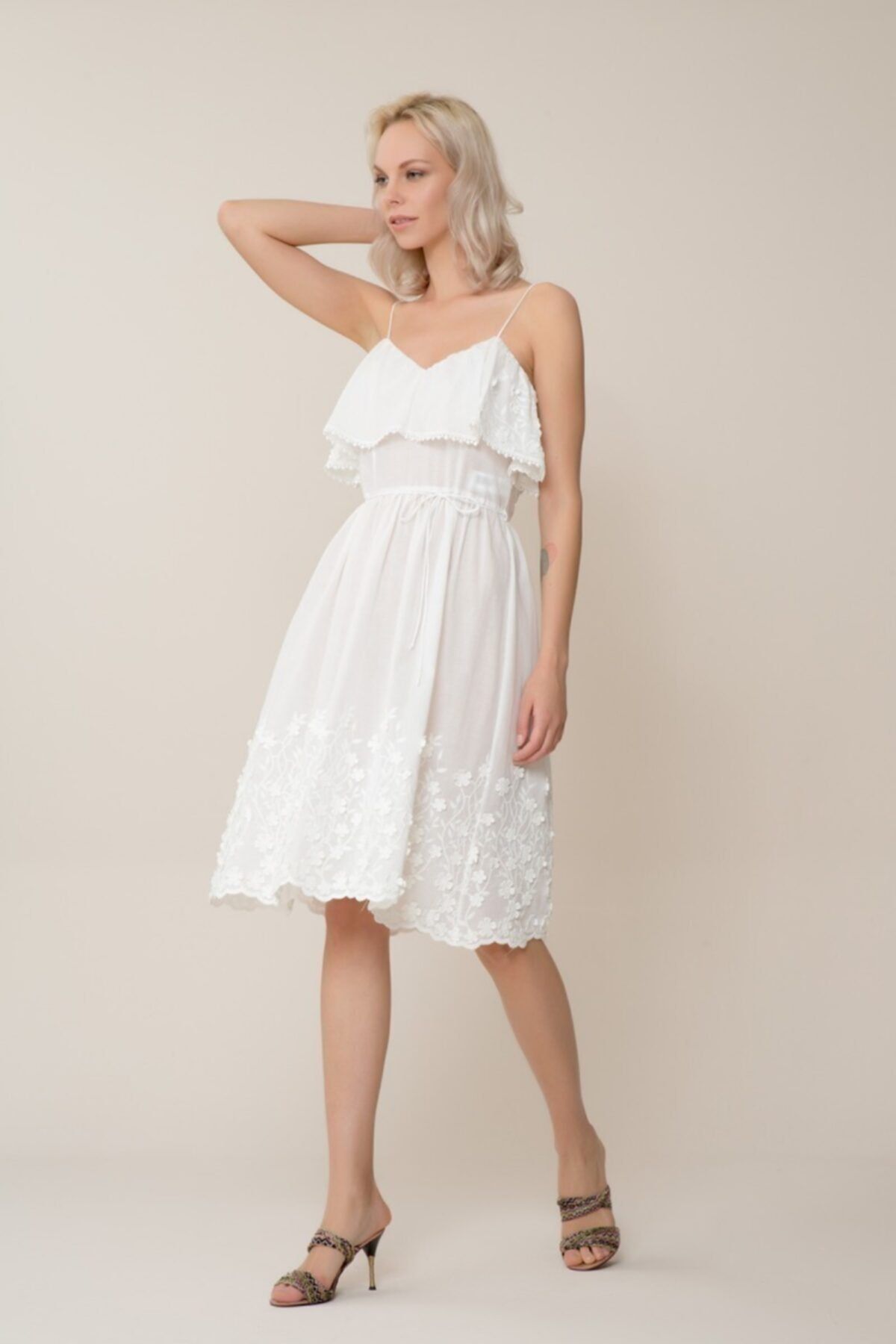 GIZIA Kadın Çiçek Detaylı Askılı Beyaz Mini Elbise M18YEW08213GN