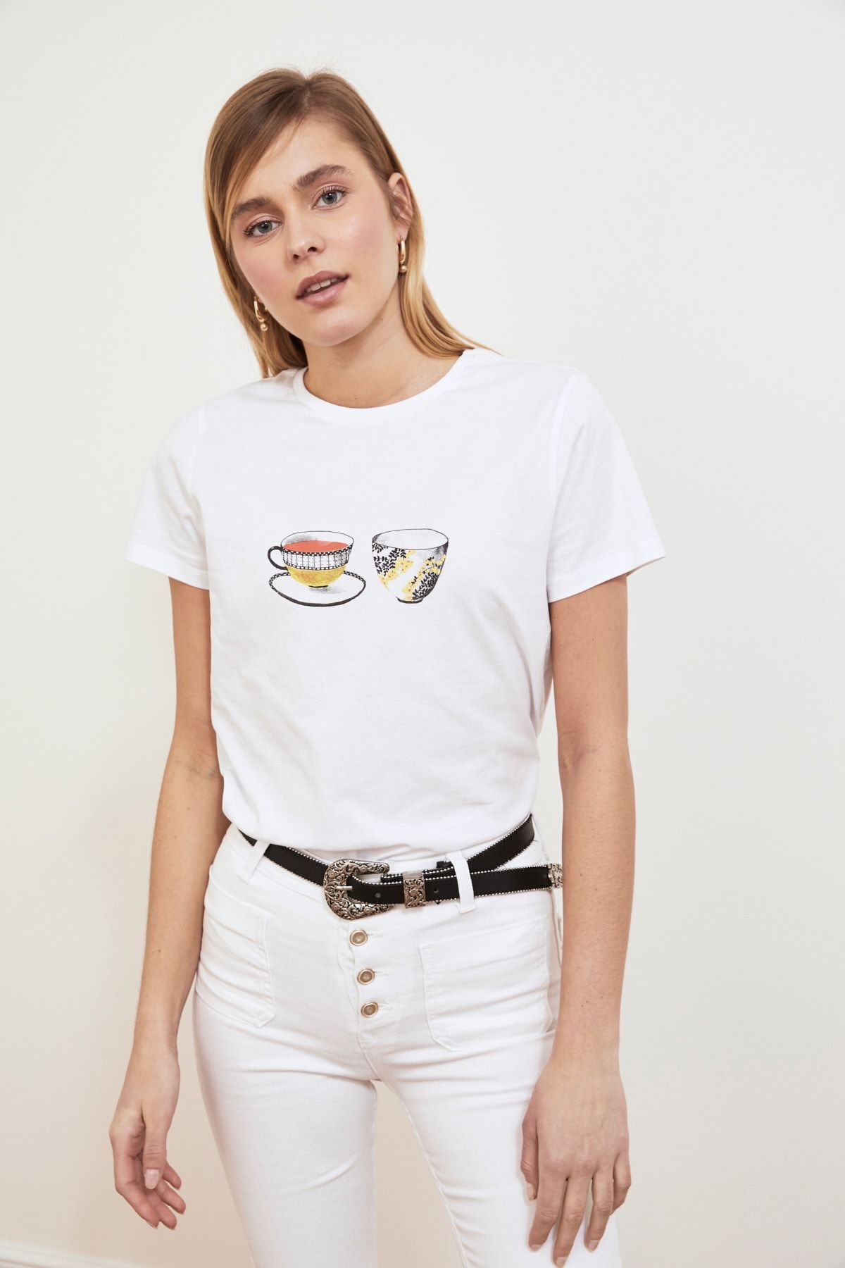 TRENDYOLMİLLA Beyaz Baskılı Semi-Fitted Örme T-Shirt TWOSS21TS0783