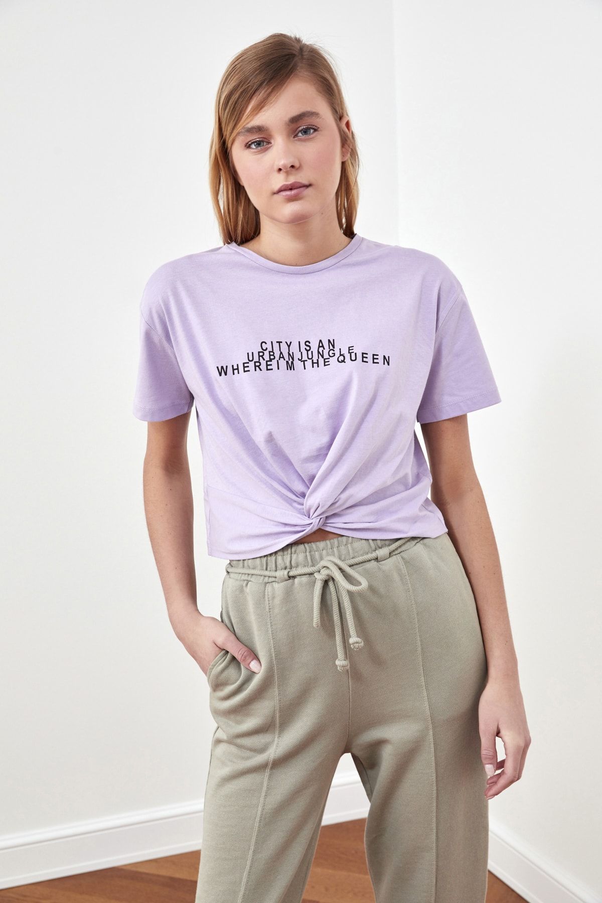 TRENDYOLMİLLA Lila Baskılı Crop Örme T-Shirt TWOSS21TS0850