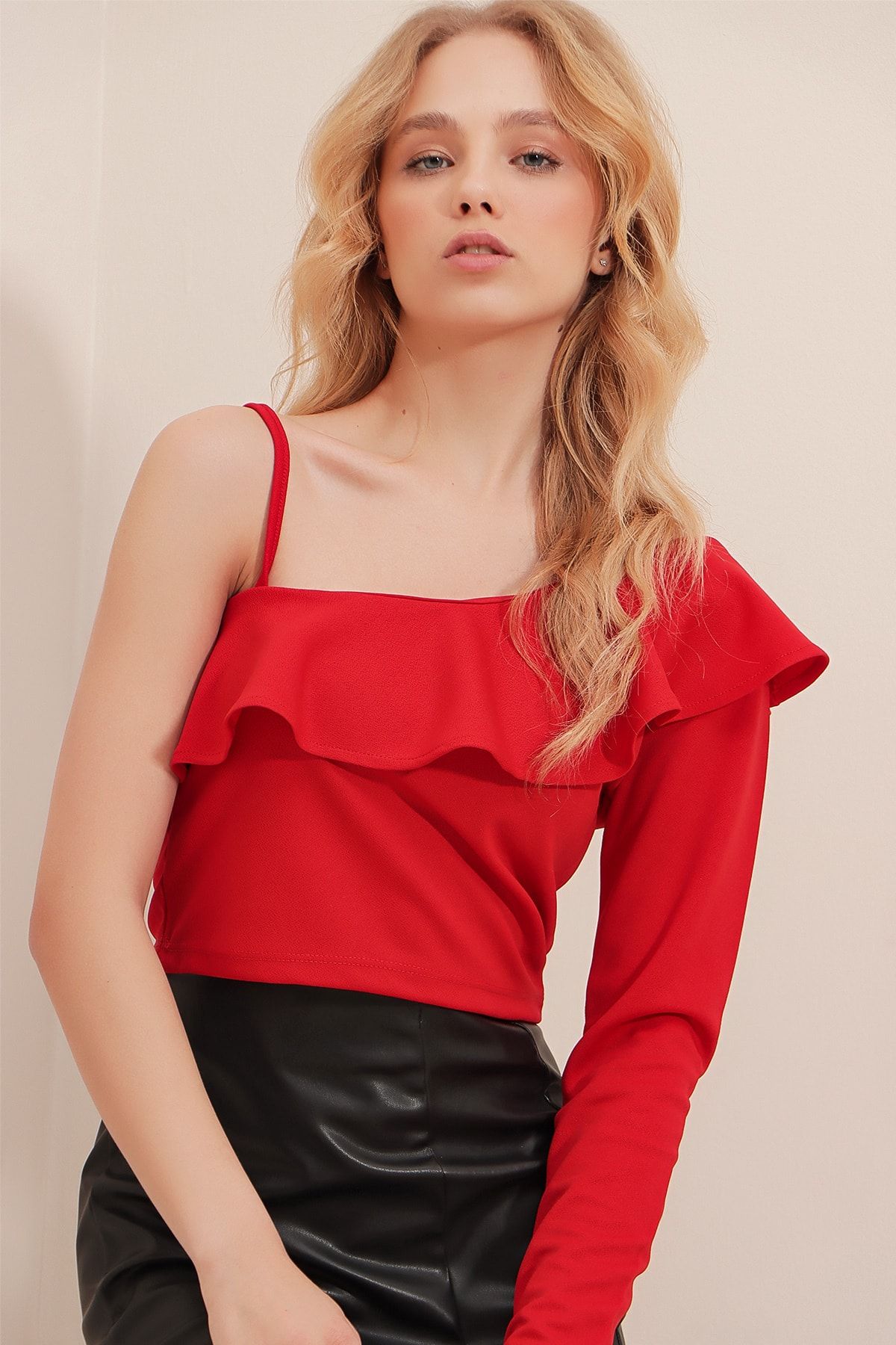 Trend Alaçatı Stili Kadın Kırmızı Volanlı Asimetrik Kesim Crop Örme Bluz ALC-X9616