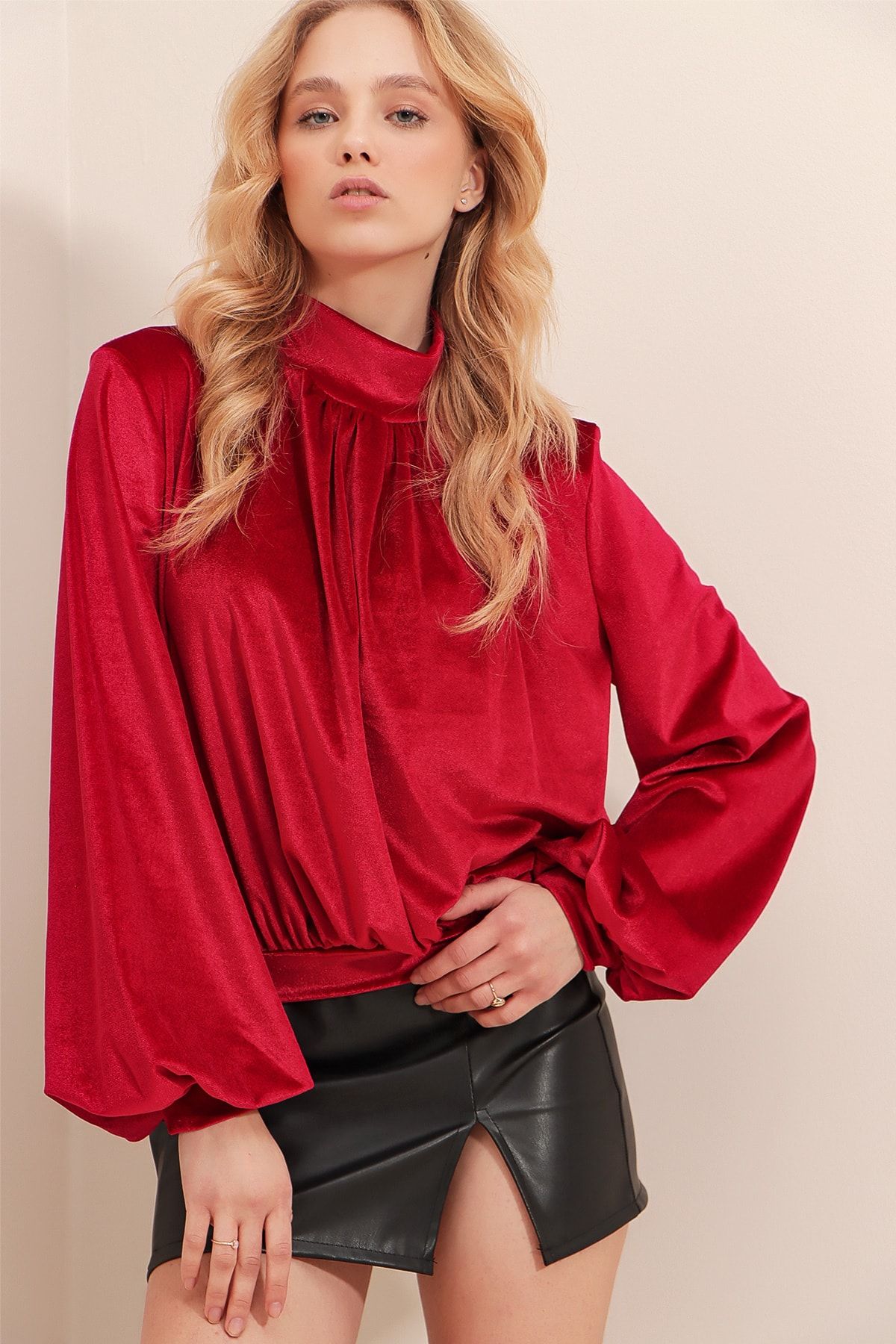 Trend Alaçatı Stili Kadın Kırmızı Yılbaşı Özel Dik Yaka Önü Büzgü Detaylı Kadife Bluz ALC-X9375