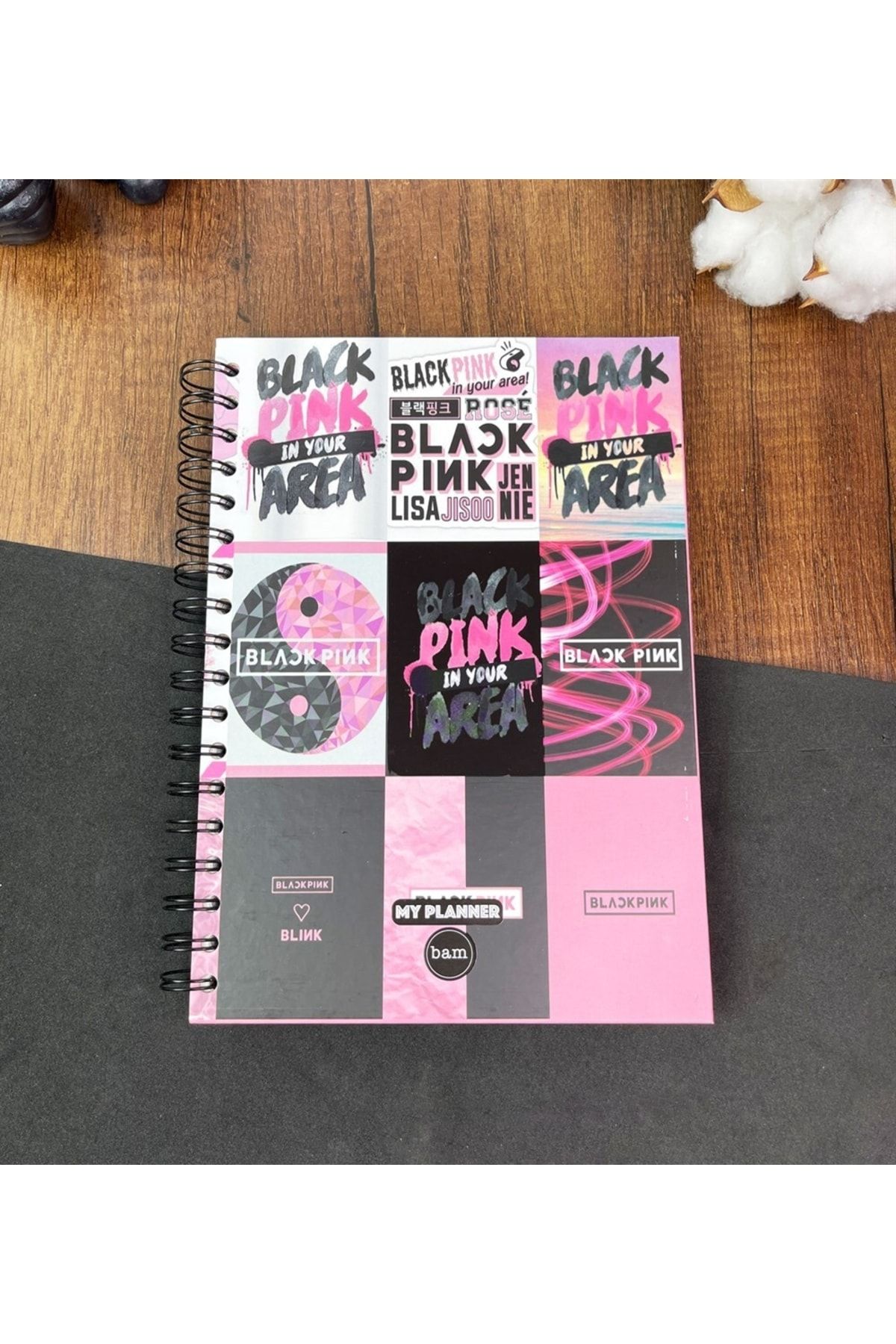 Patladı Gitti Black Pink Tasarımlı Spiralli Sticker'lı Tarihsiz Konuşan Ajanda Haftalık Planlayıcı Defter