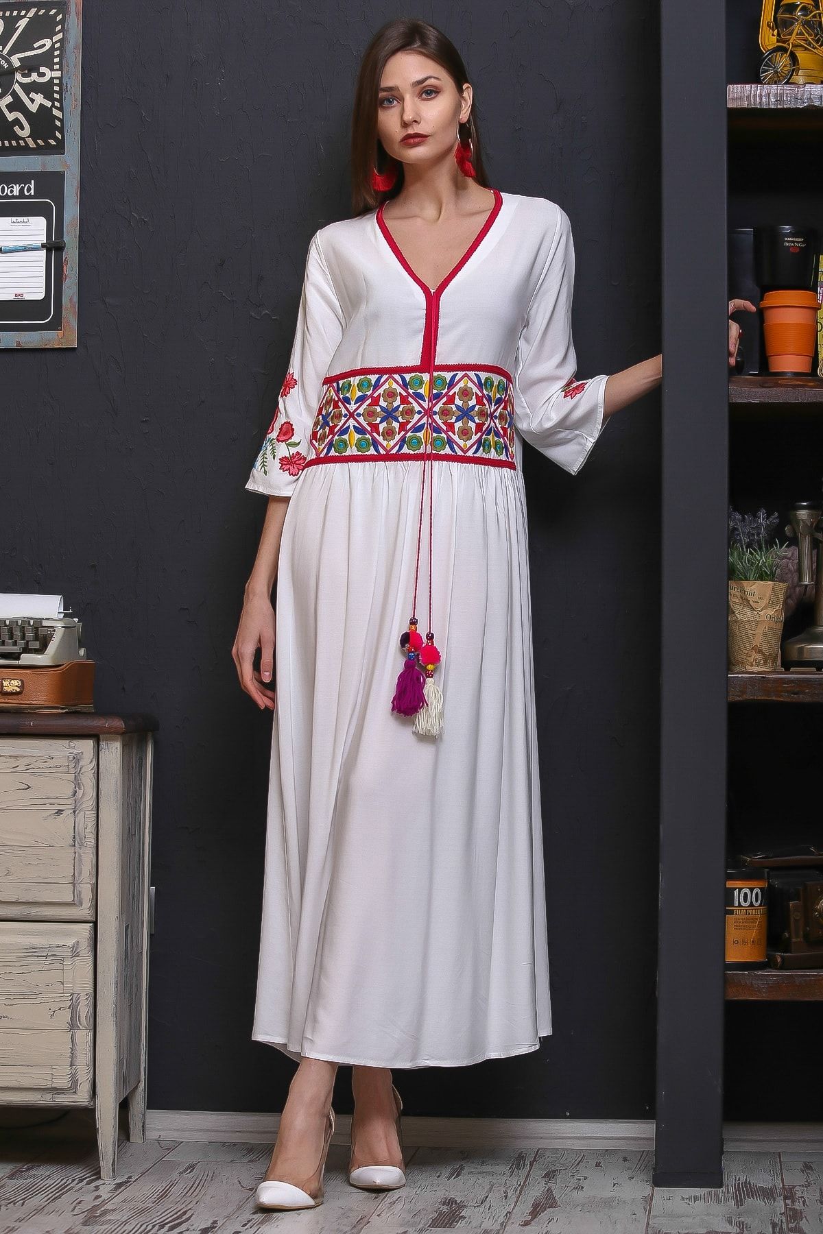 Chiccy Kadın Beyaz Beli Ve Kolları Nakışlı Ponponlu Bağcıklı Salaş Dokuma Elbise M10160000EL95920