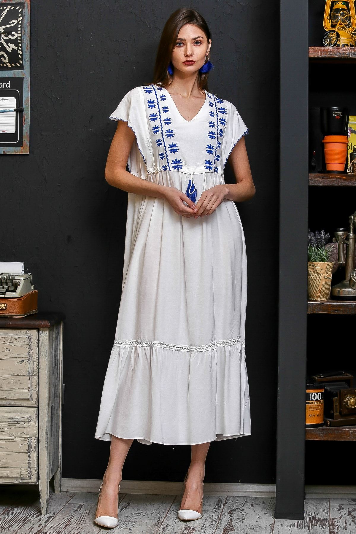 Chiccy Kadın Beyaz Robası Yaprak Nakışlı Beli Büzgü Detaylı Dokuma Elbise M10160000EL95889