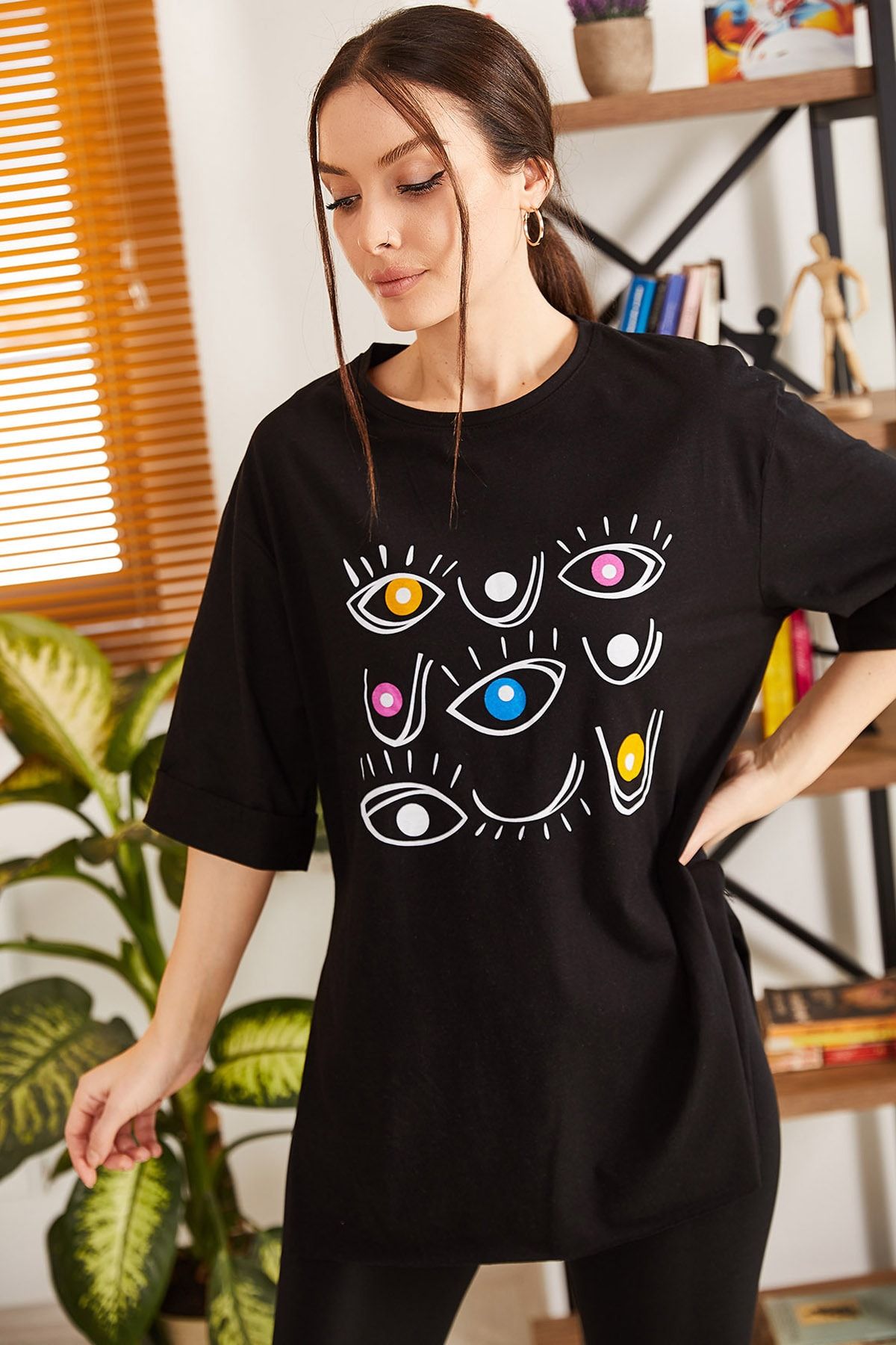 armonika Kadın Siyah Göz Baskılı Yuvarlak Yaka Yanı Yırtmaçlı T-Shirt ARM-21K012025