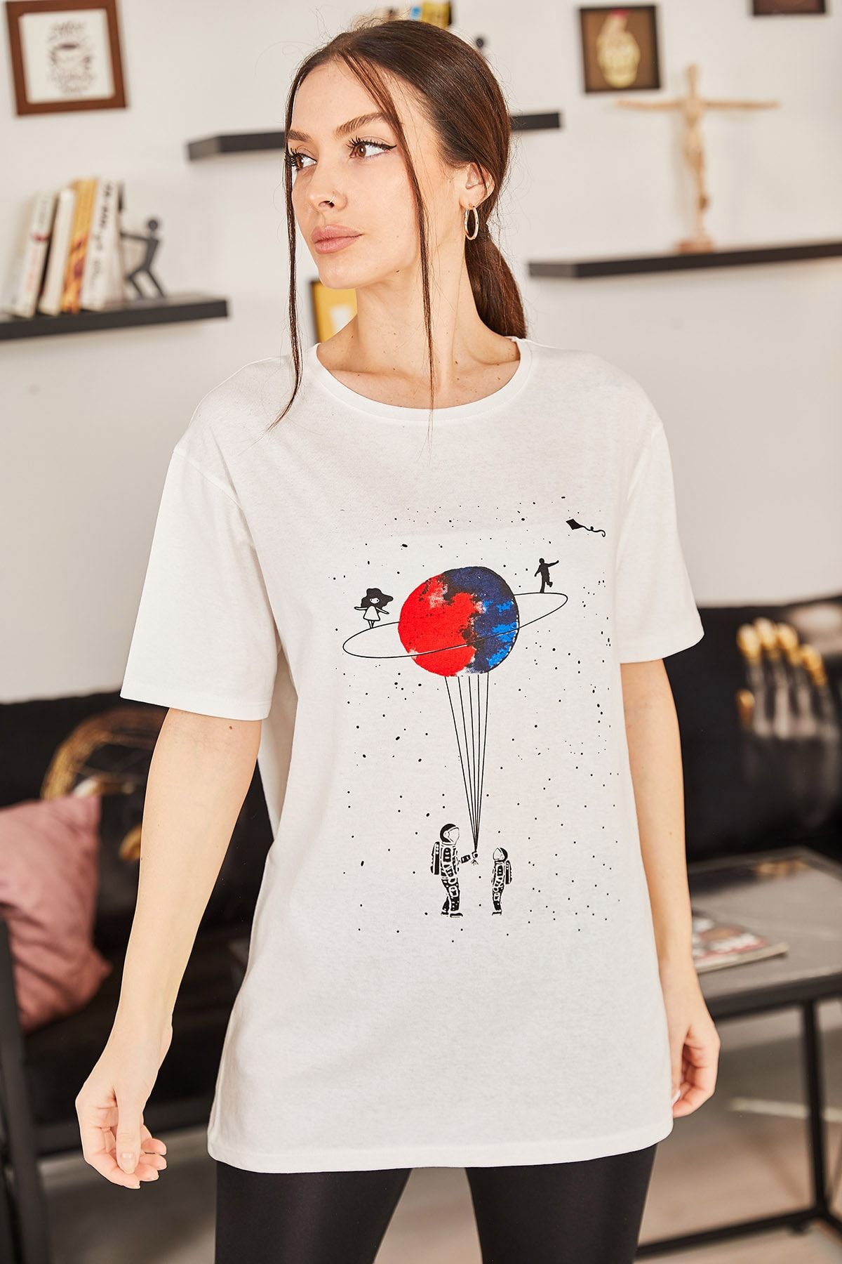 armonika Kadın Kırık Beyaz Satürn Baskılı T-Shirt ARM-20Y012007