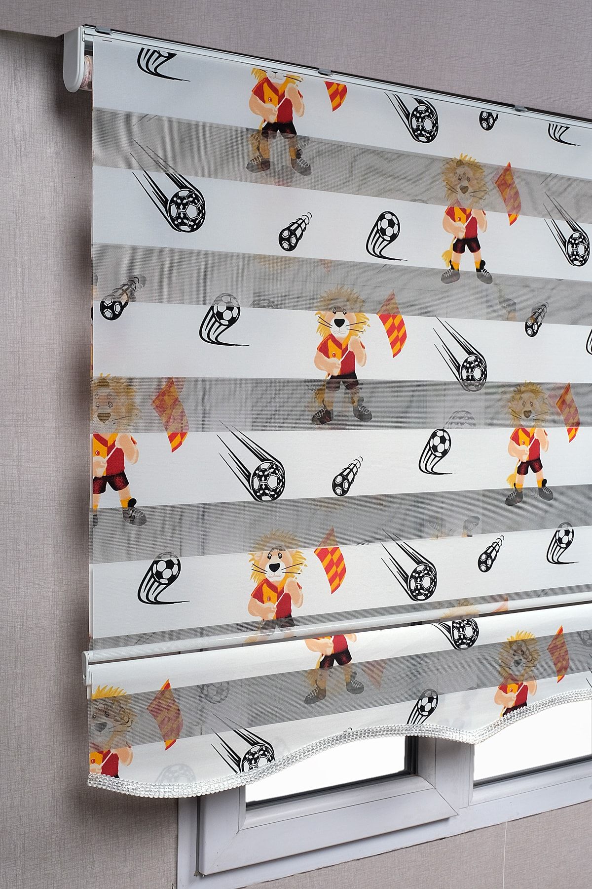 bizdenperde Etekli Galatasaray Taraftar Aslan Desenli Genç Odası Zebra Stor Güneşlik Perdeler
