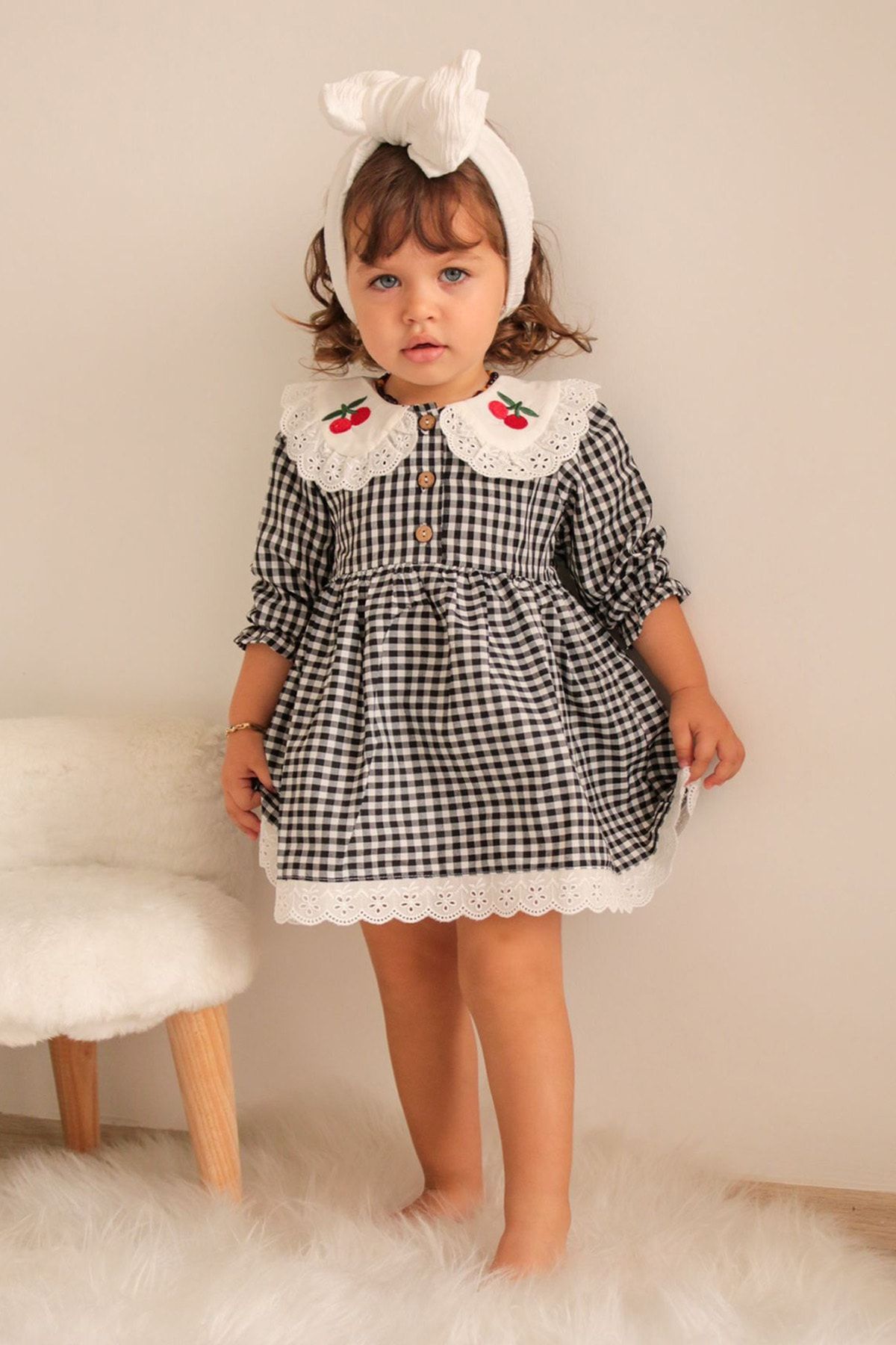 Minik Ayı Kız Bebek Siyah Beyaz Pötikareli Kiraz Detaylı Yakası Fırfırlı Elbise