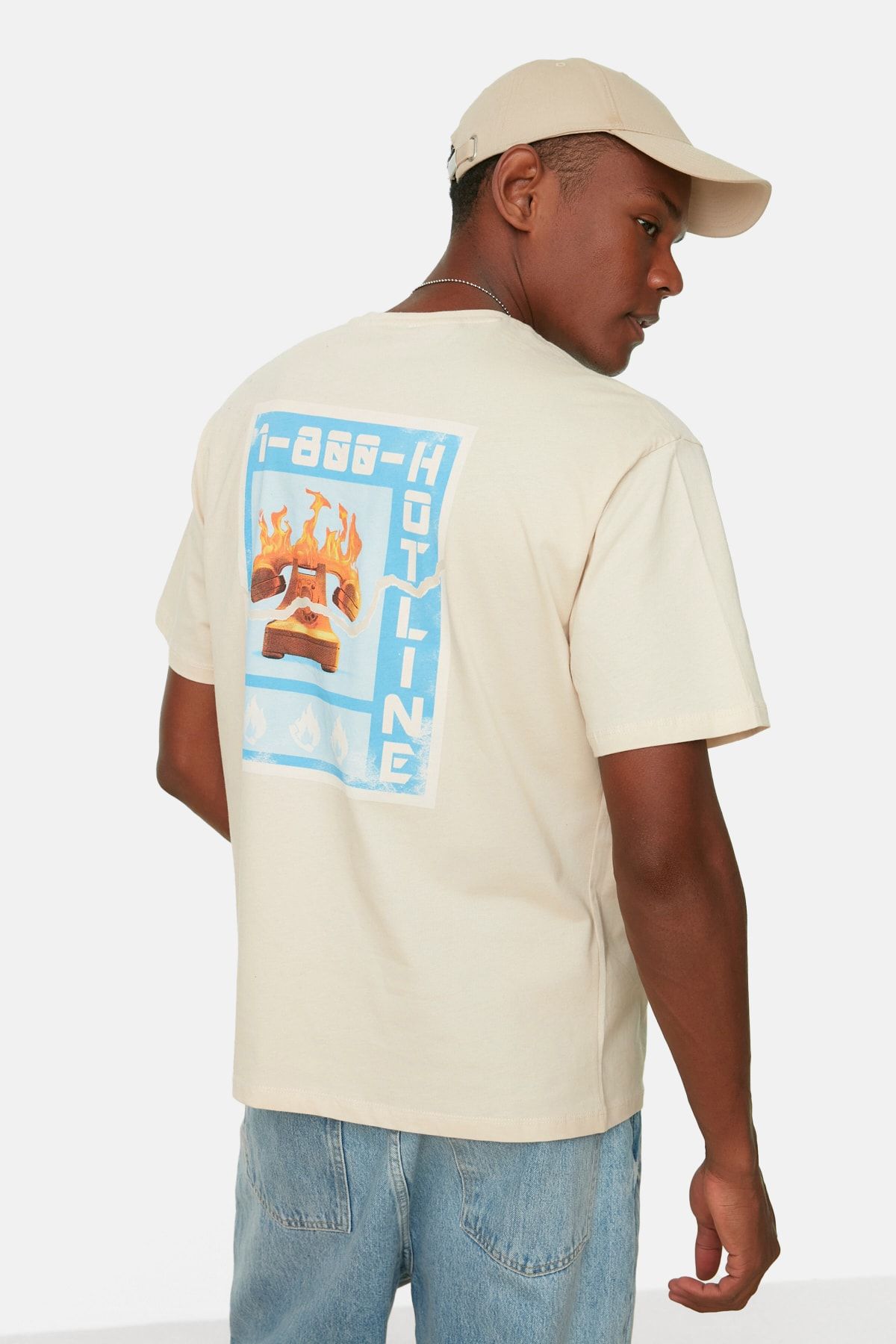 TRENDYOL MAN Ekru Erkek Relaxed/Rahat Kesim Kısa Kollu Yazı Baskılı %100 Pamuklu T-Shirt TMNSS21TS3517