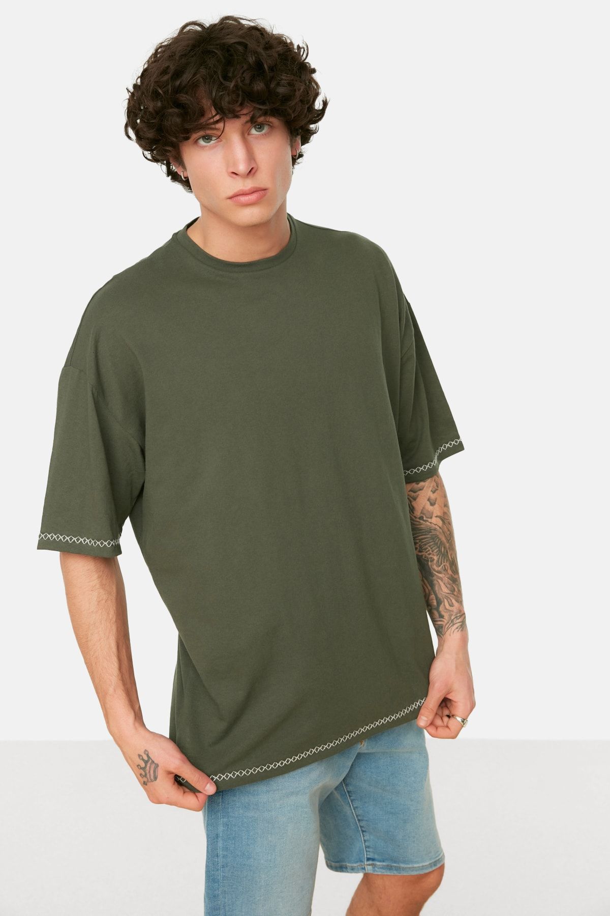 TRENDYOL MAN Oversize/Geniş Kesim Kısa Kol Geometrik İşlemeli %100 Pamuk T-Shirt TMNSS21TS1888