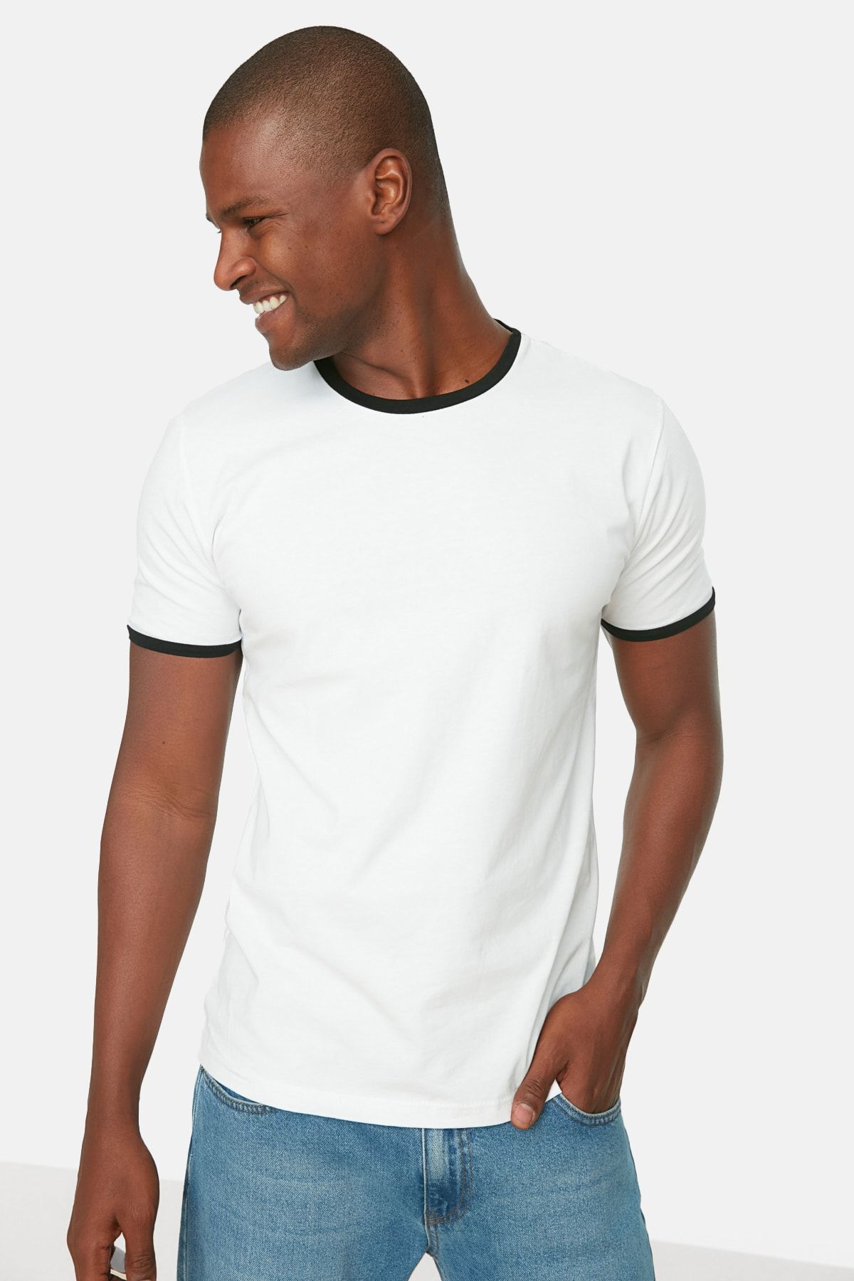 TRENDYOL MAN Beyaz  Slim Fit/Dar Kesim Kontrast Yaka ve Kol Uçlu Kısa Kol %100 Pamuklu T-Shirt TMNSS20TS1116