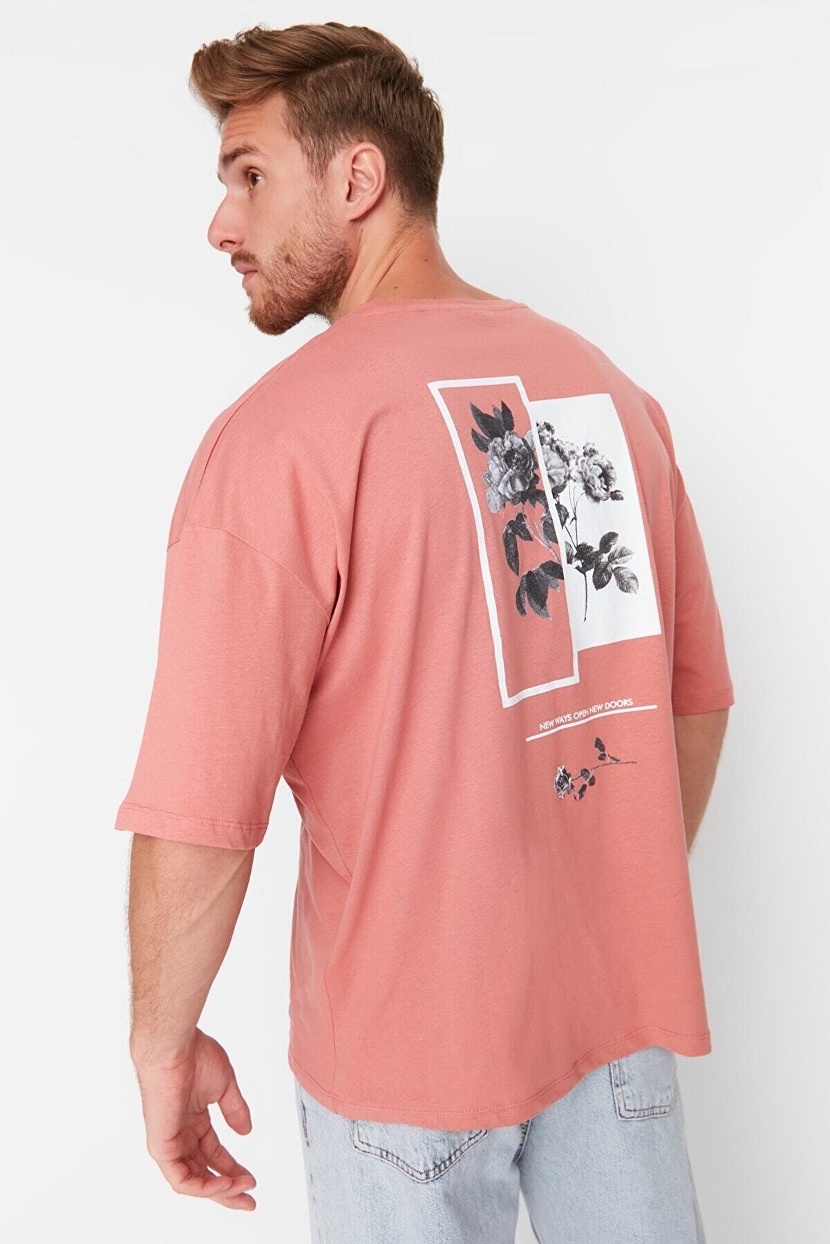 TRENDYOL MAN Gül Kurusu  Oversize/Geniş Kesim Çiçek Baskılı Kısa Kol %100 Pamuk T-Shirt TMNSS21TS1223