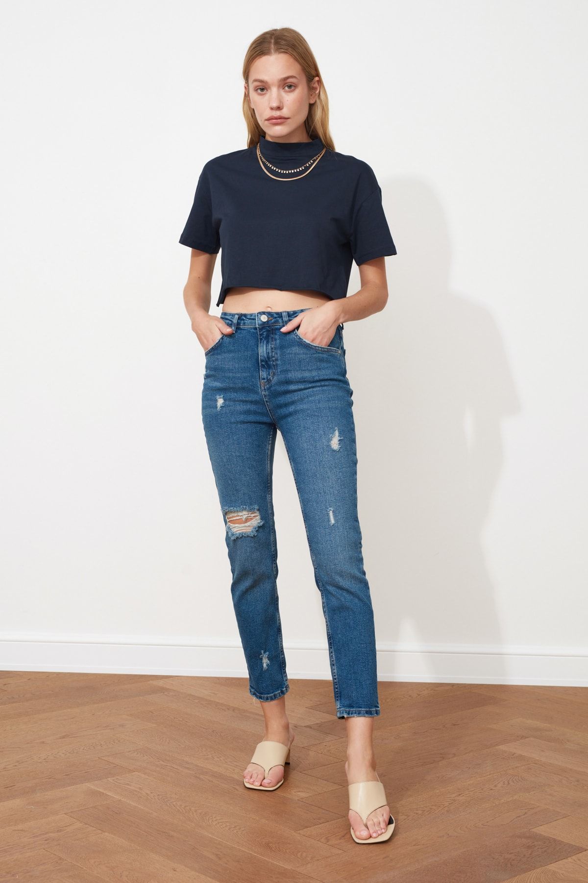 TRENDYOLMİLLA Lacivert Yırtık Detaylı Yüksek Bel Slim Fit Jeans TWOSS21JE0015