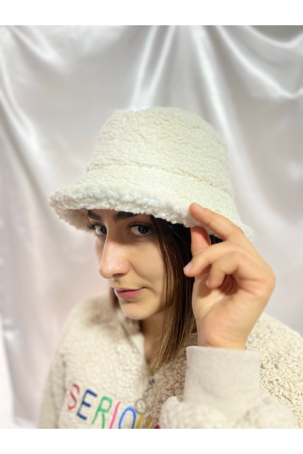 Tuğba Kadın Bucket Beyaz Peluş Şapka