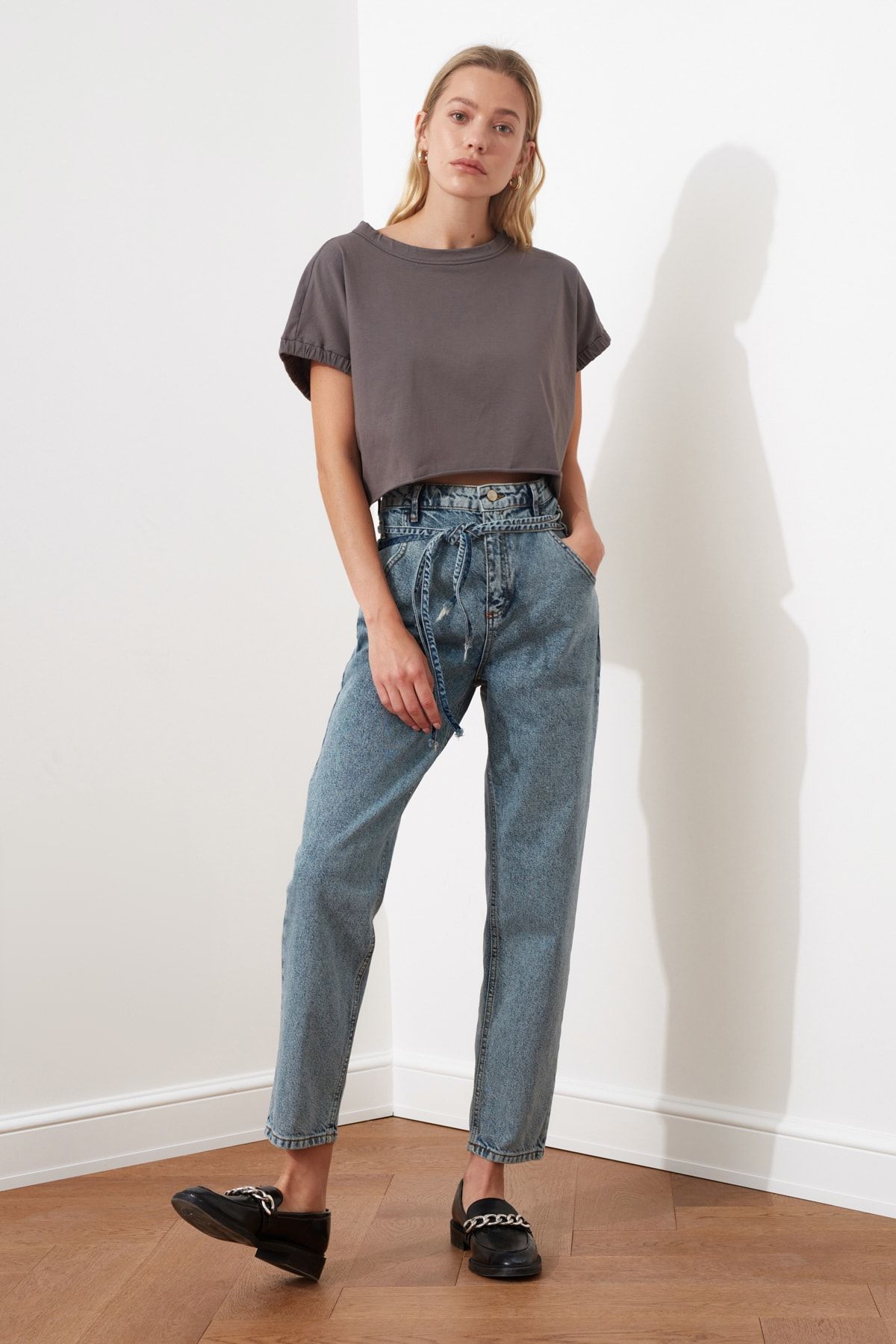 TRENDYOLMİLLA Mavi Bağlama Detaylı Yüksek Bel Mom Jeans TWOAW20JE0189