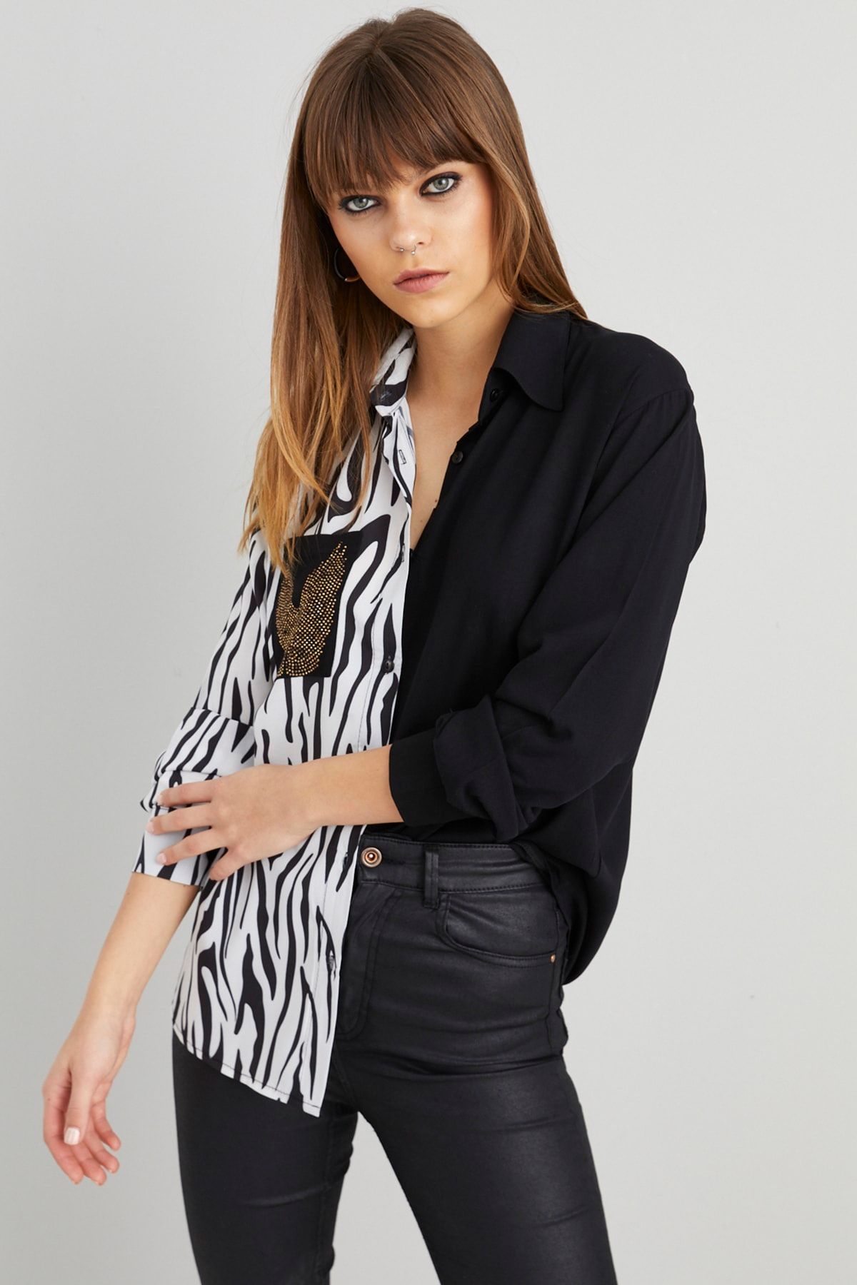 Cool & Sexy Kadın Siyah-Beyaz Cebi Taşlı Zebra Desen Gömlek BK1089