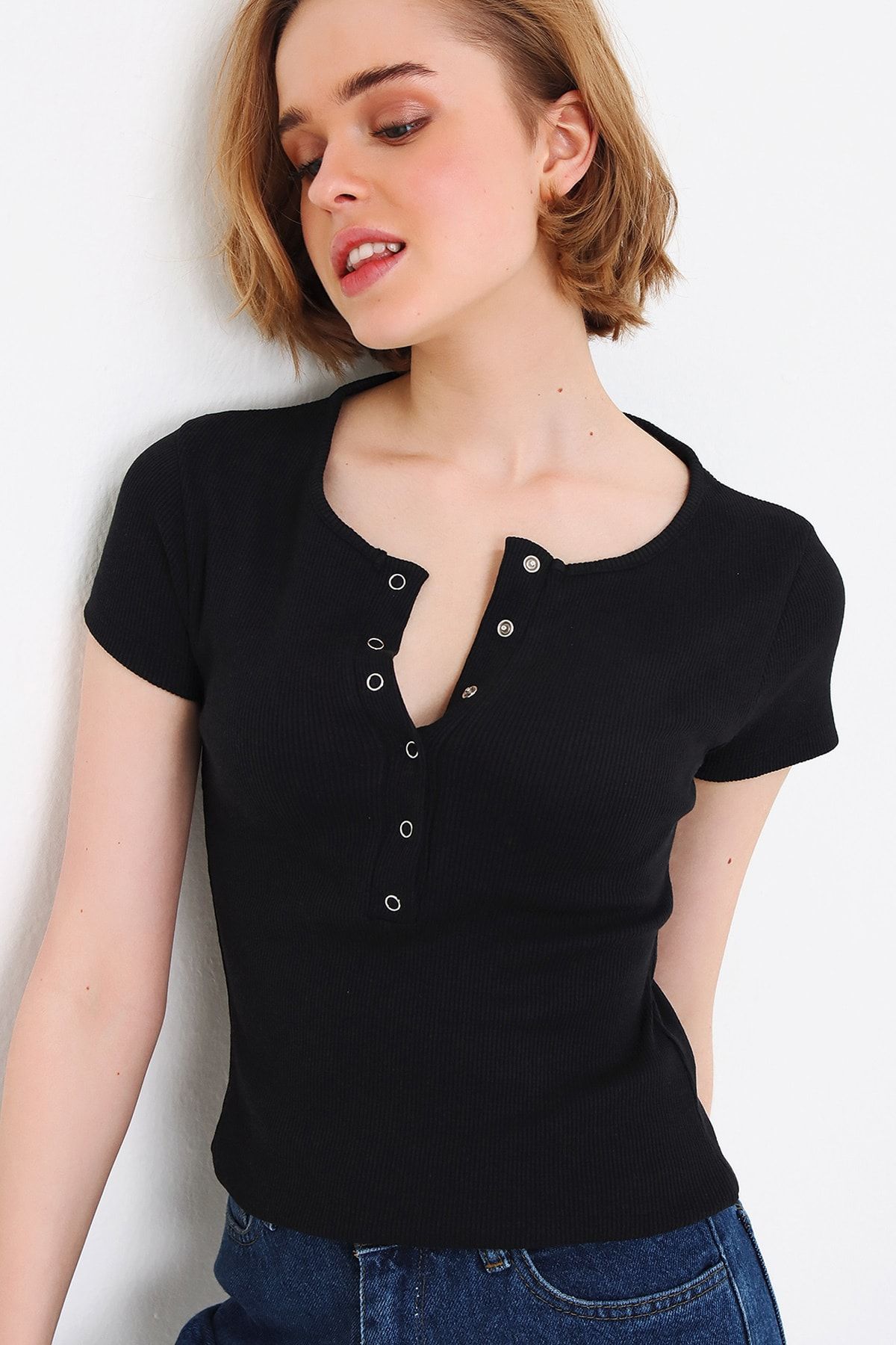 Trend Alaçatı Stili Kadın Siyah Önü Çıtçıtlı Kaşkorse T-Shirt ALC-X5833