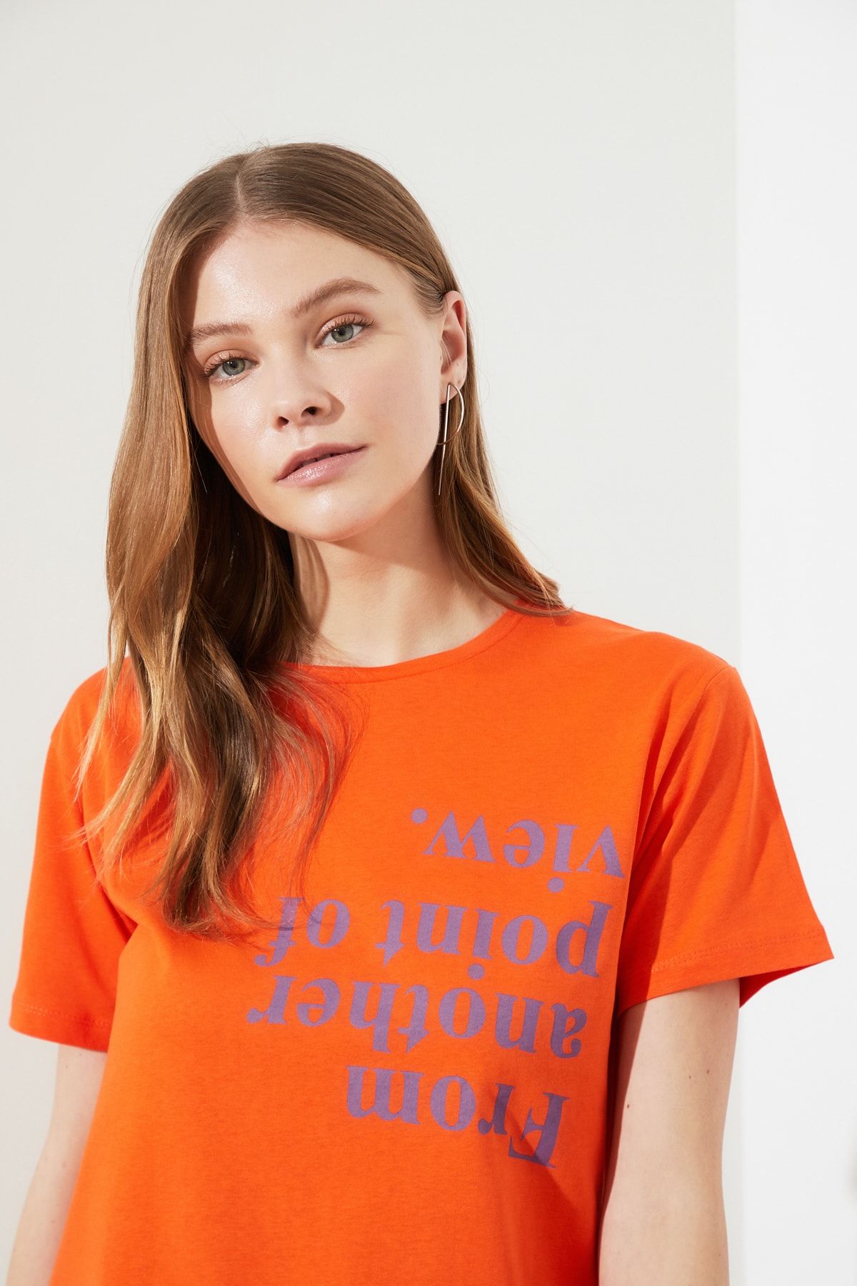 TRENDYOLMİLLA Turuncu Semi-Fitted Baskılı Örme T-Shirt TWOSS20TS0572