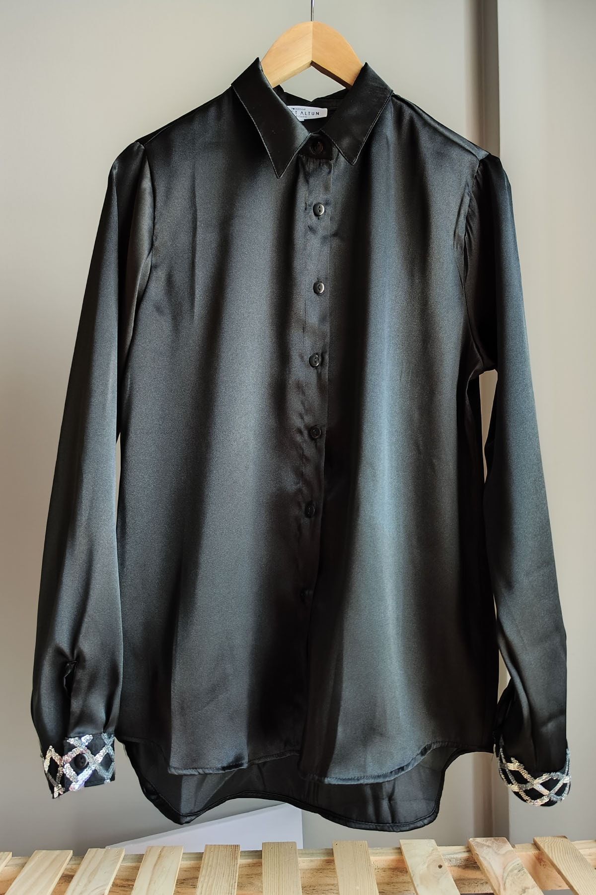 Pointmod Yılbaşı Kol Manşet Payet Işleme Siyah Saten Tasarım Gömlek