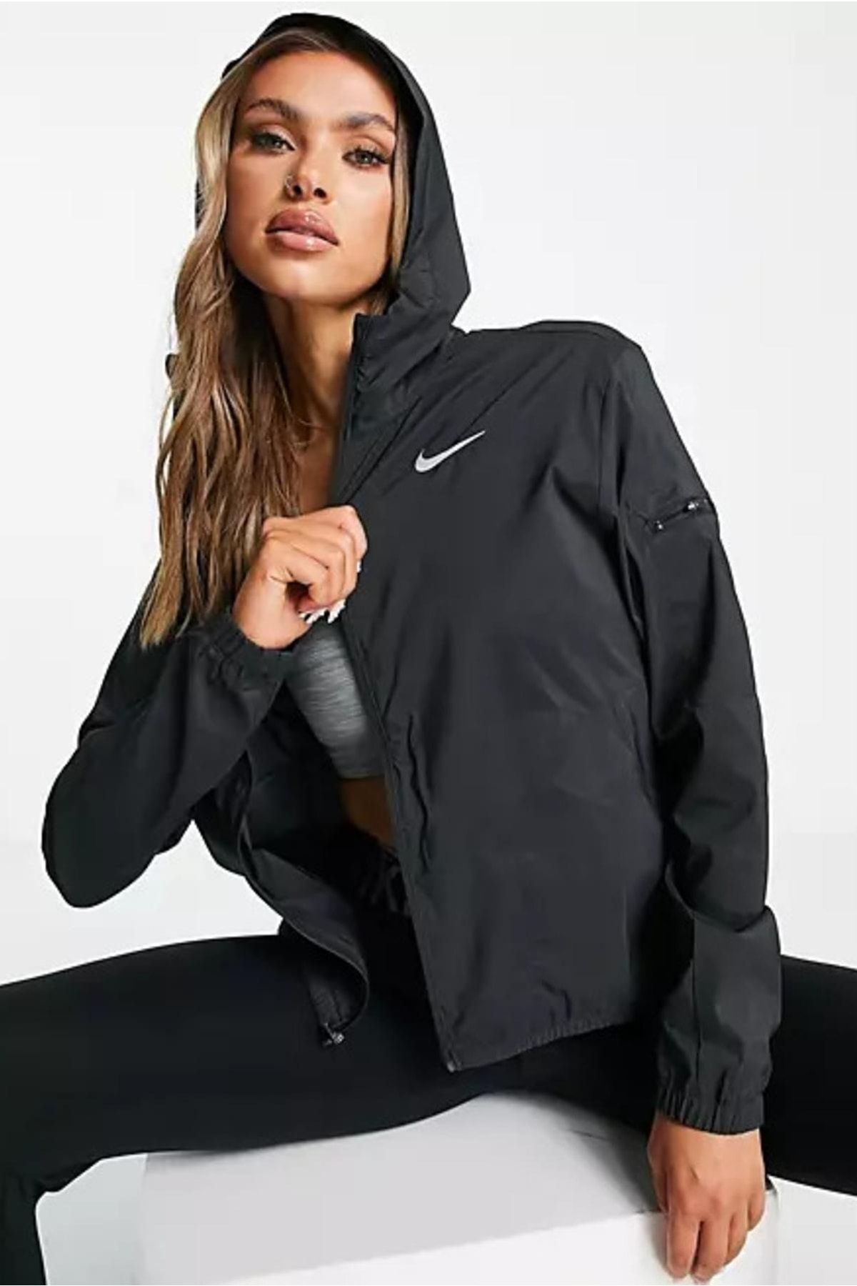 Nike Impossibly Light Running Standart Kesim Su Tutmaz Kumaş Siyah Kadın Koşu Ceketi