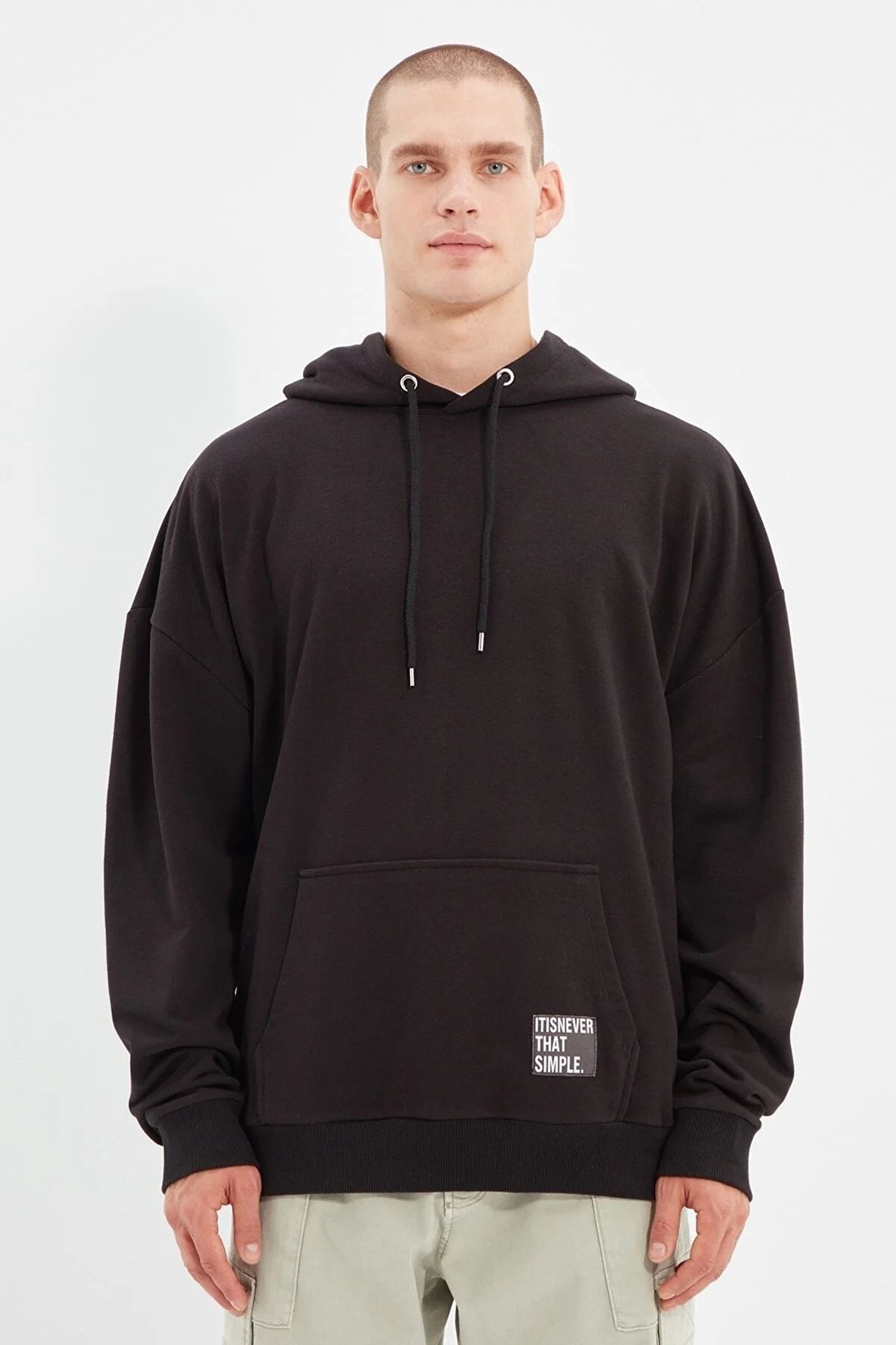 TRENDYOL MAN Basic Siyah  Oversize/Geniş Kesim Kapüşonlu Etiketli İçi Polar Pamuklu Sweatshirt TMNAW21SW2005