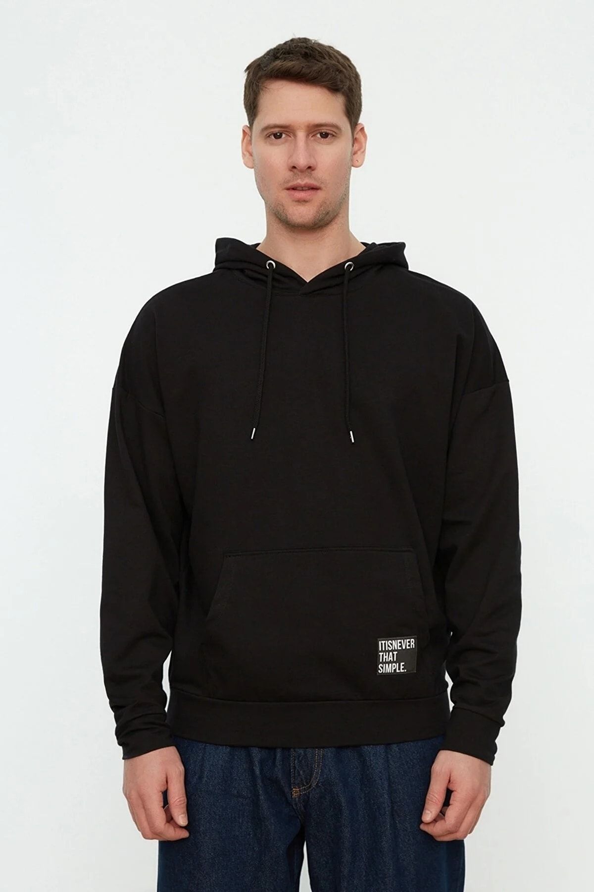 TRENDYOL MAN Siyah  Kapüşonlu Oversize/Geniş Kesim Uzun Kollu Etiket Aplikeli Basic Sweatshirt TMNSS21SW0221