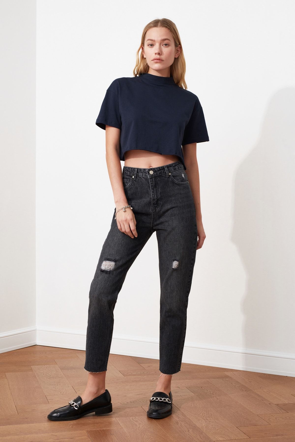 TRENDYOLMİLLA Siyah Yırtık Detaylı Yüksek Bel Mom Fit Jeans TWOSS21JE0019
