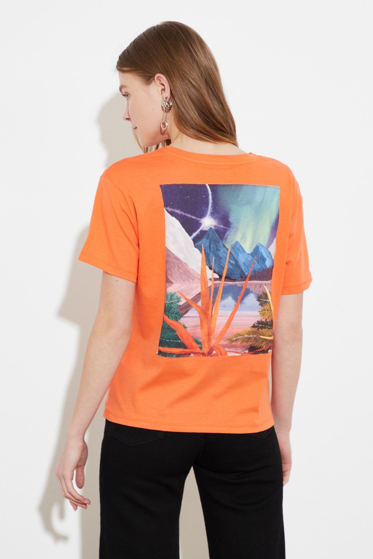 TRENDYOLMİLLA Turuncu Baskılı Semi-Fitted Örme T-Shirt TWOSS20TS1446