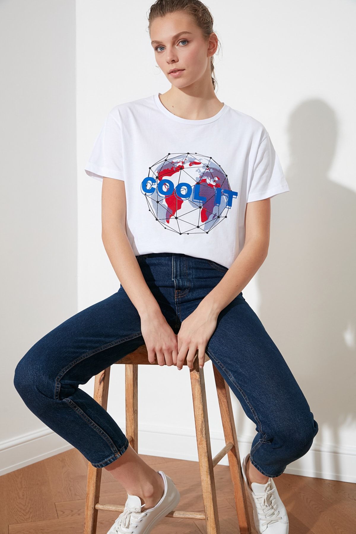 TRENDYOLMİLLA Beyaz Baskılı Semifitted Örme T-Shirt TWOSS21TS1852