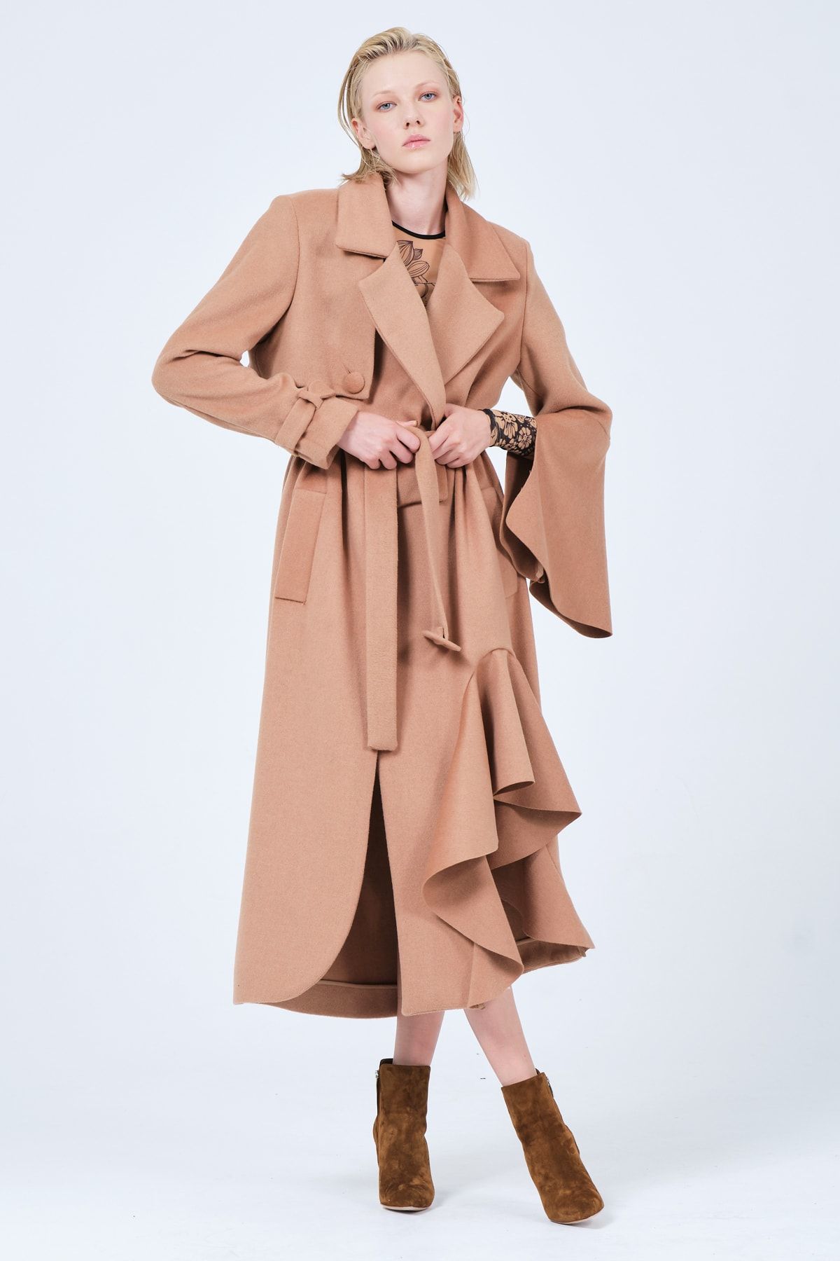 YOU YOUNG Kadın Fırfırlı Yırtmaçlı Elbise Palto Kol Ve Kemer Detaylı Camel Rengi - Nathalie Kaban Palto