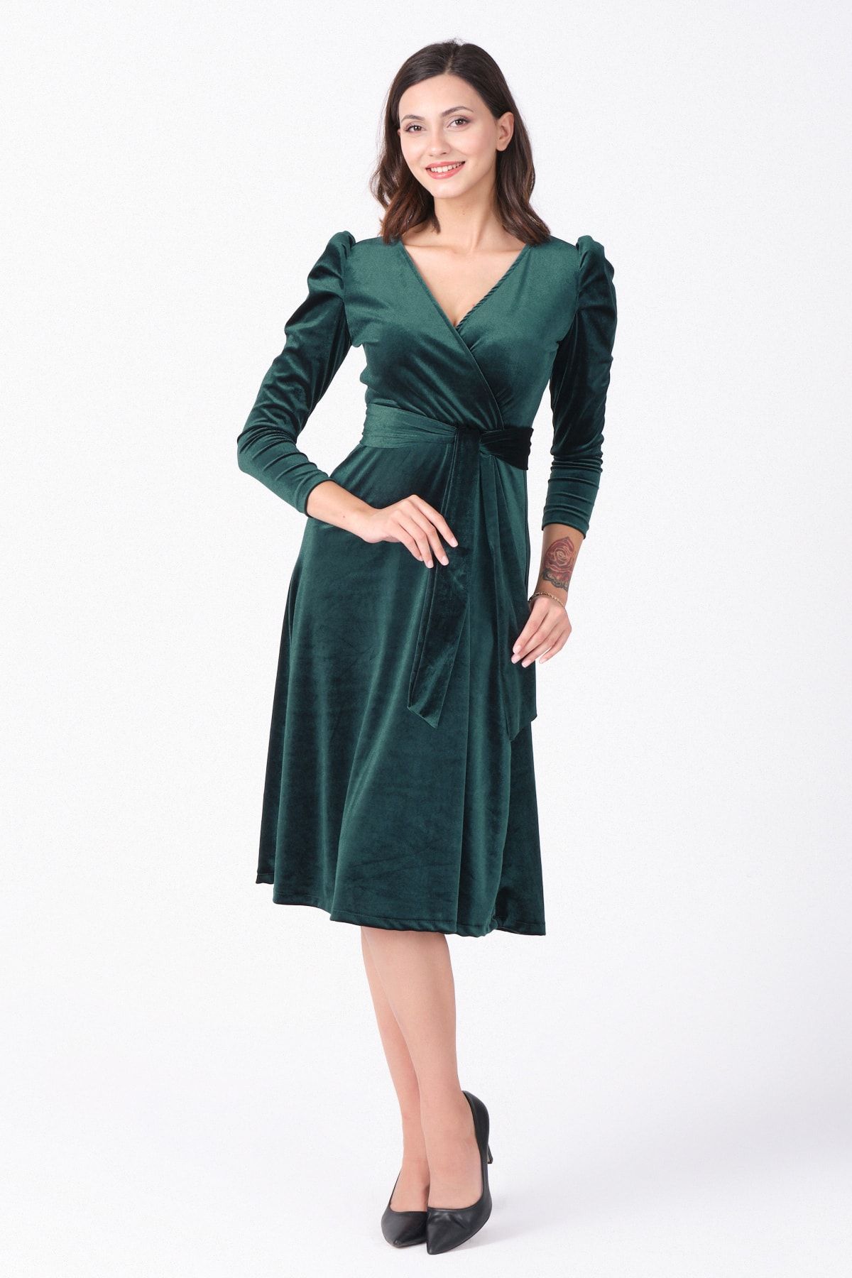 Azra Style Kruvaze Yaka Kuşaklı Midi Zümrüt Yeşili Kadife Büyük Beden Elbise