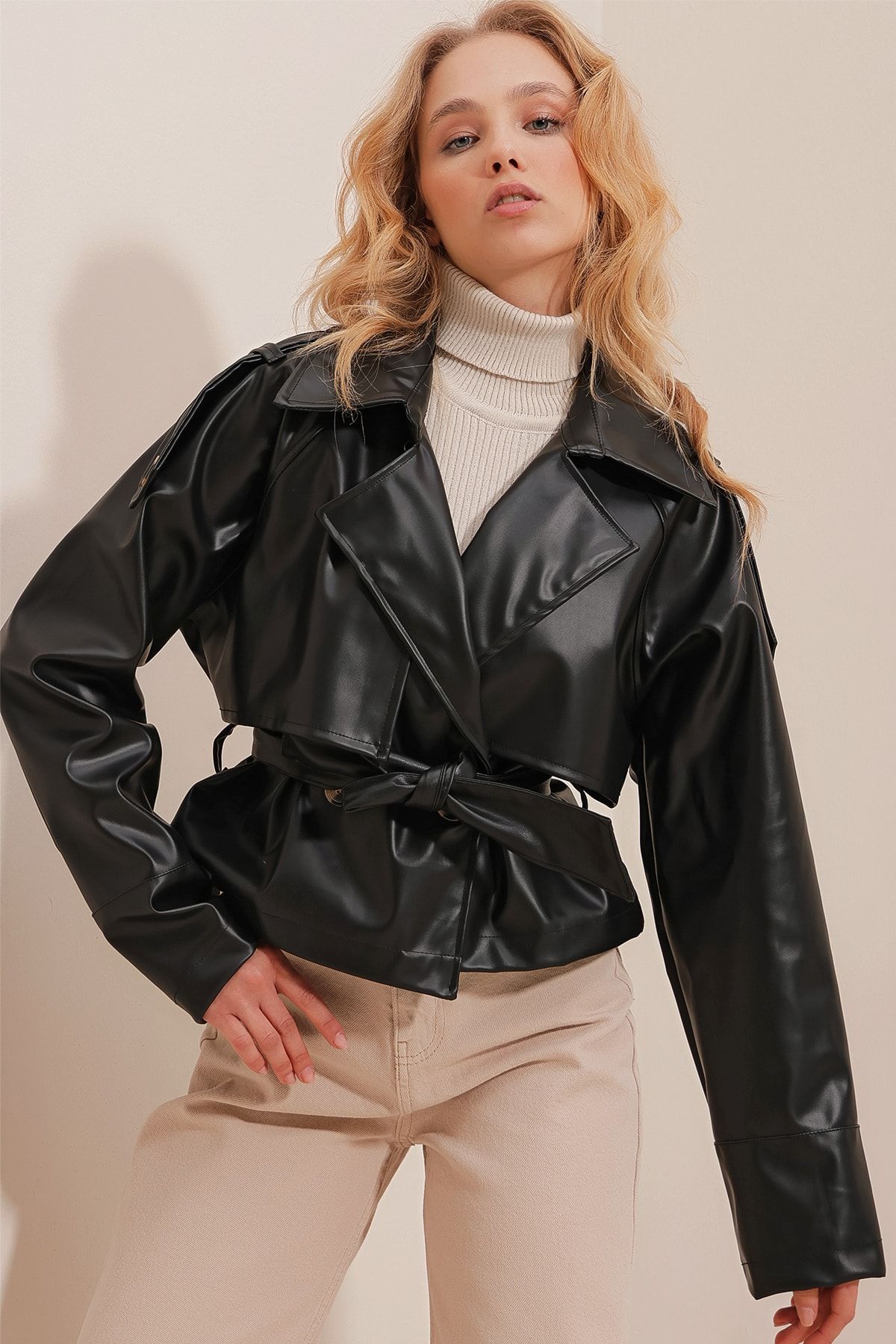 Trend Alaçatı Stili Kadın Siyah Kemerli Sırtı Pelerinli Suni Deri Ceket ALC-X9757