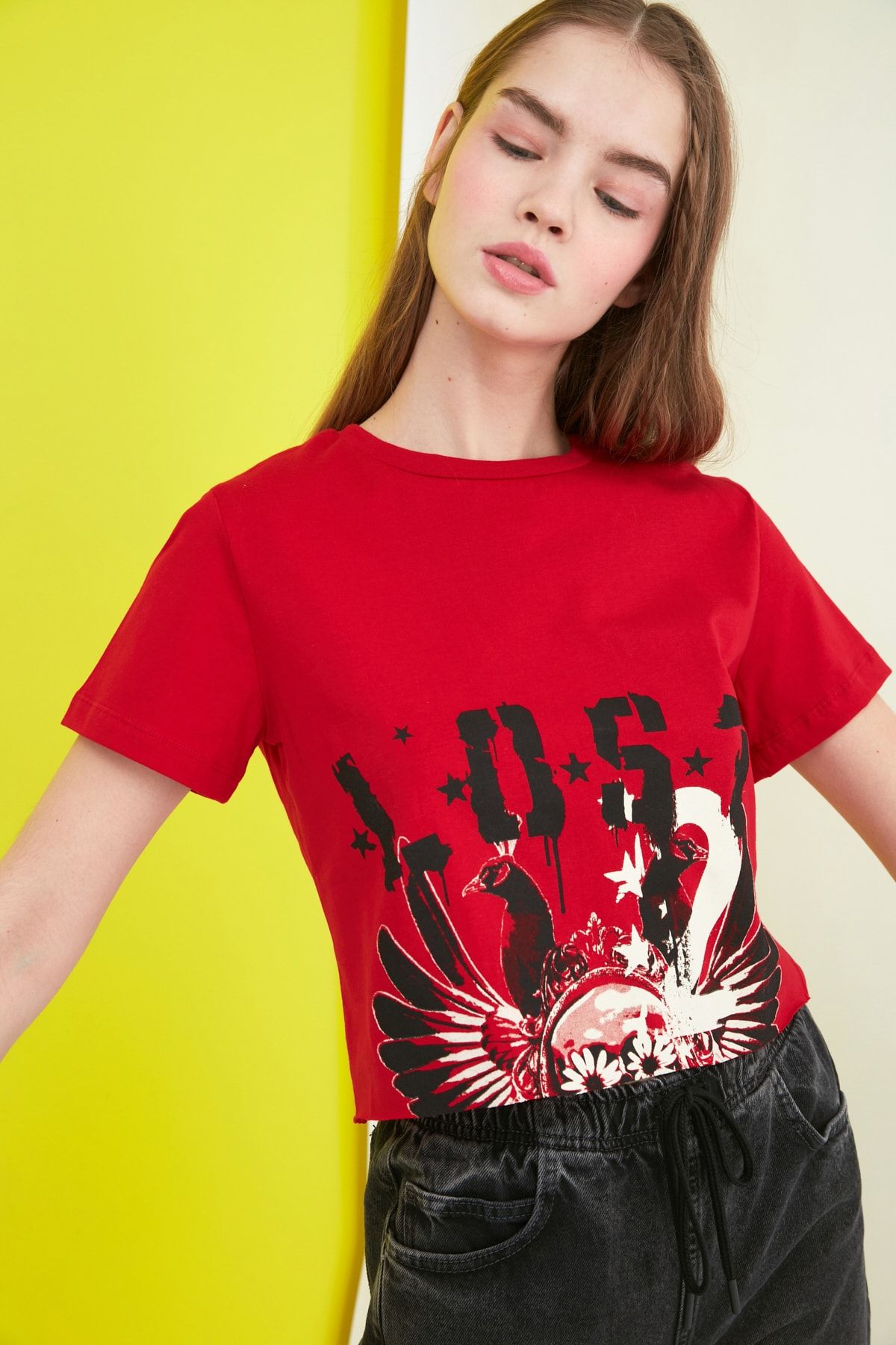 TRENDYOLMİLLA Kırmızı Baskılı Crop Örme T-Shirt TWOSS21TS0626