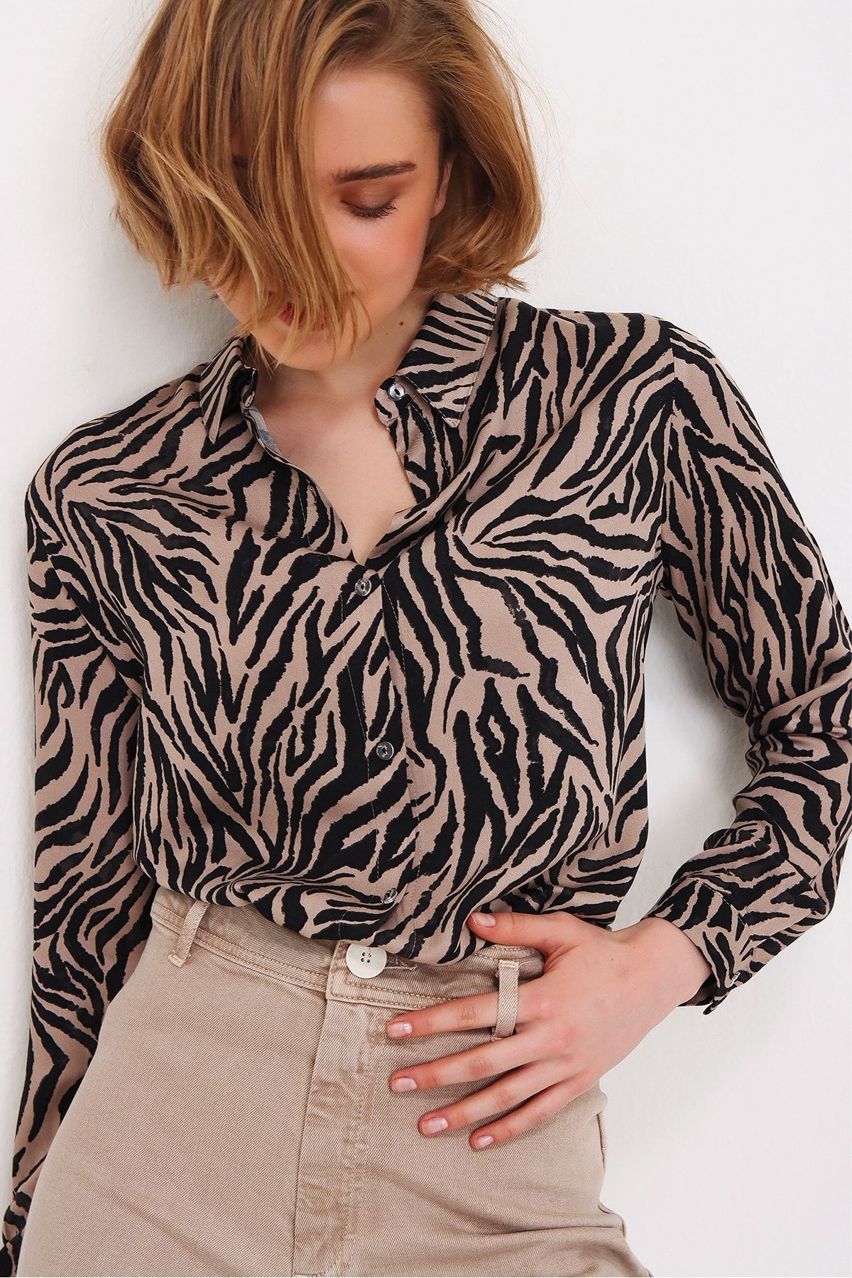 Trend Alaçatı Stili Kadın Vizon Zebra Desenli Basic Dokuma Gömlek ALC-X5853