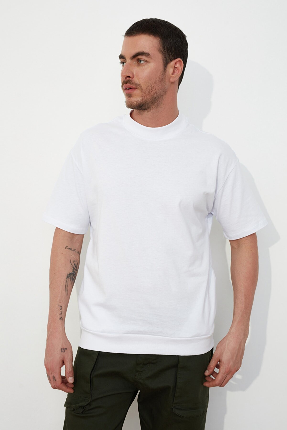 TRENDYOL MAN Beyaz Erkek Dik Yakalı Regular Fit  T-Shirt TMNSS21TS0207